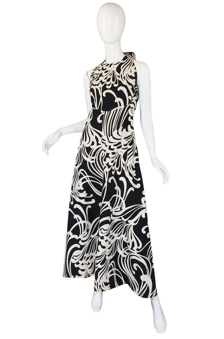 1970s Graphic Geoffrey Beene Silk Backless Dress In Excellent Condition For Sale In Rockwood, ON