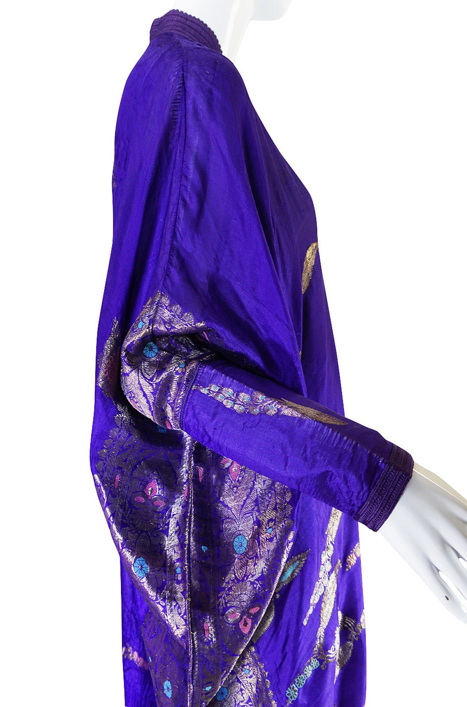 1960s Sleeved Purple Silk & Gold Thread Caftan In Good Condition In Rockwood, ON