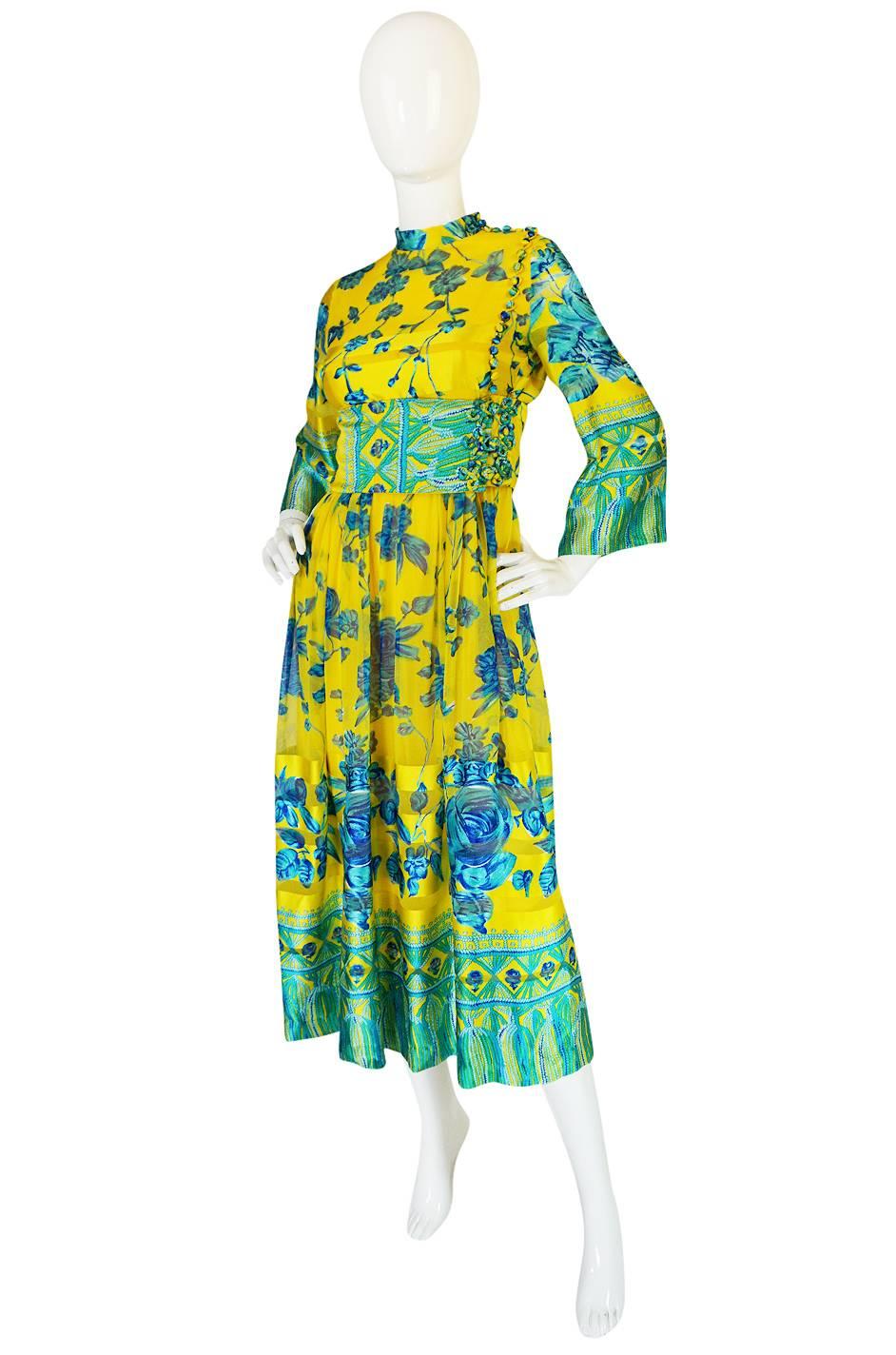 1960s Frog Knot Oscar de la Renta Silk Kimono Dress In Excellent Condition In Rockwood, ON