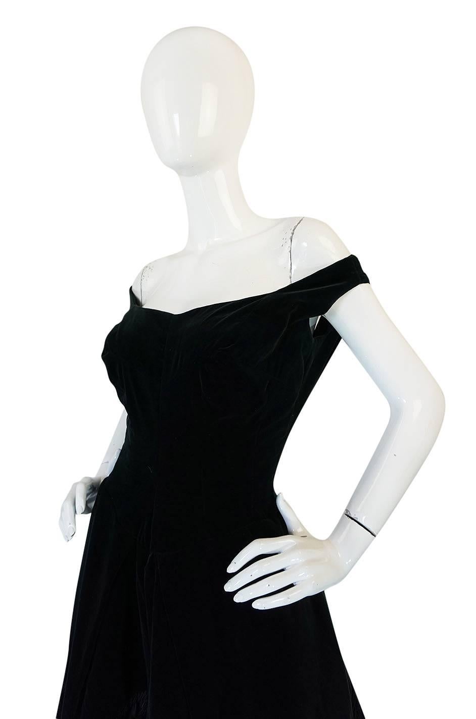 1950s Demi-Couture Level Nazareth Velvet Applique Dress In Excellent Condition In Rockwood, ON