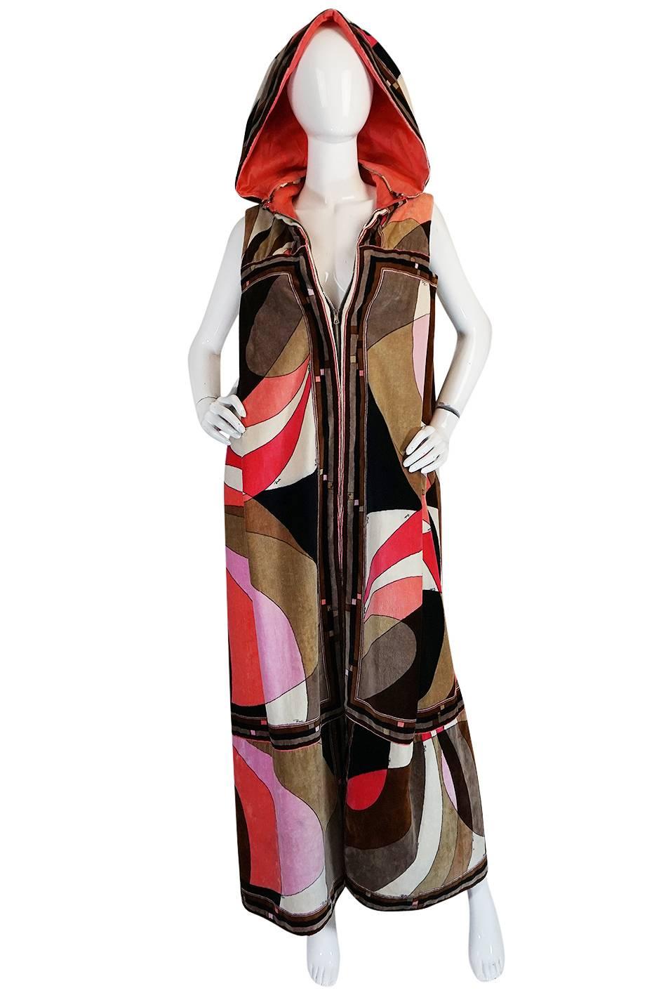 c1968 Rare Pucci Beach Velvet Cape with Removable Hood In Excellent Condition In Rockwood, ON