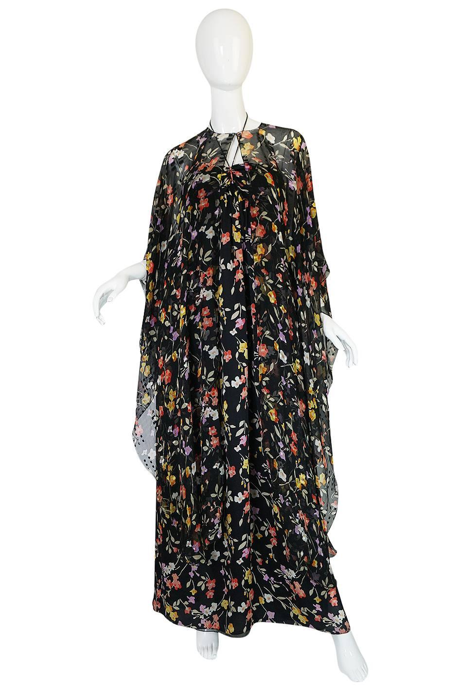 This is a beautiful and romantic full length dress with a matching full length scarf or cape piece that can be worn in a variety of ways by the great American couturier Oscar de la Renta. Both pieces are constructed from a lightweight, printed silk