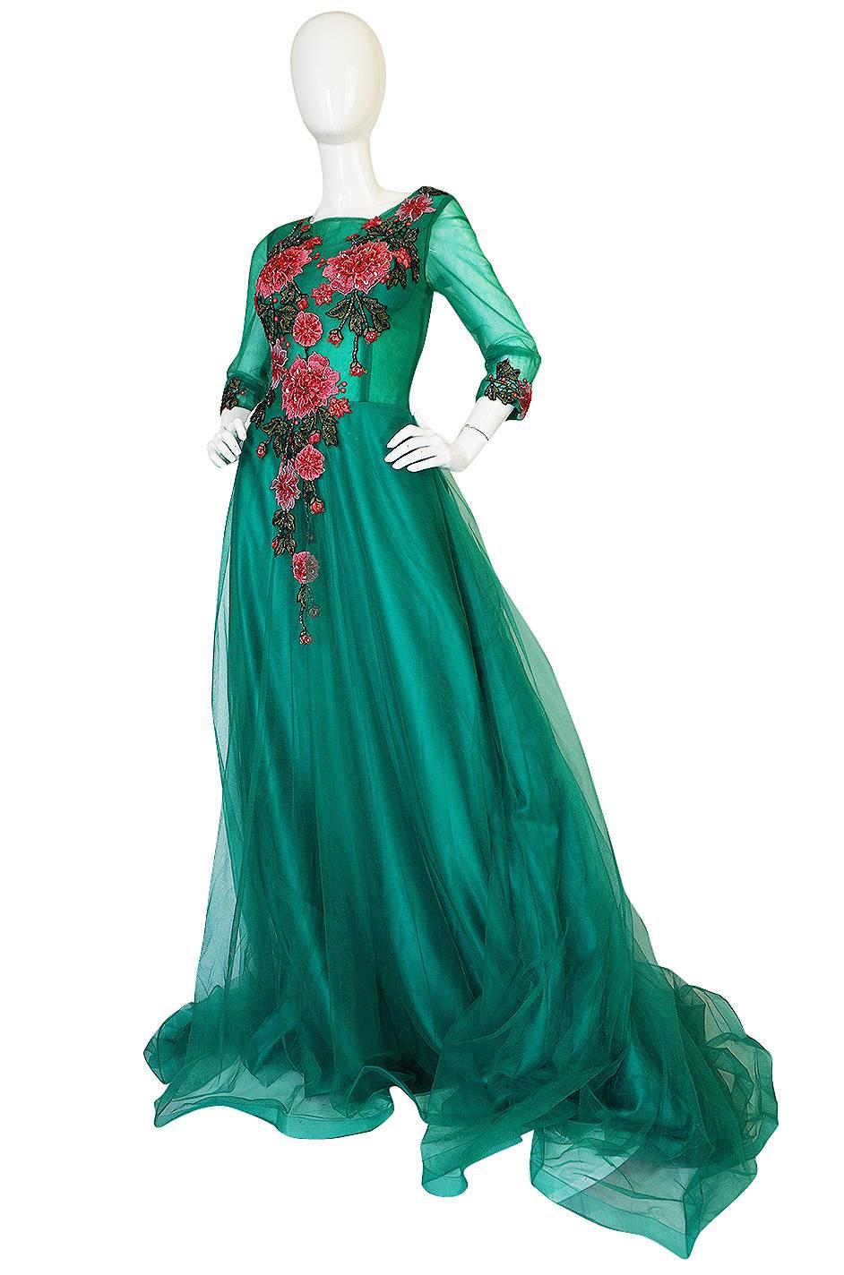 Vintage Trained Emerald Green Lace Tulle Gown w Floral Applique In Excellent Condition In Rockwood, ON