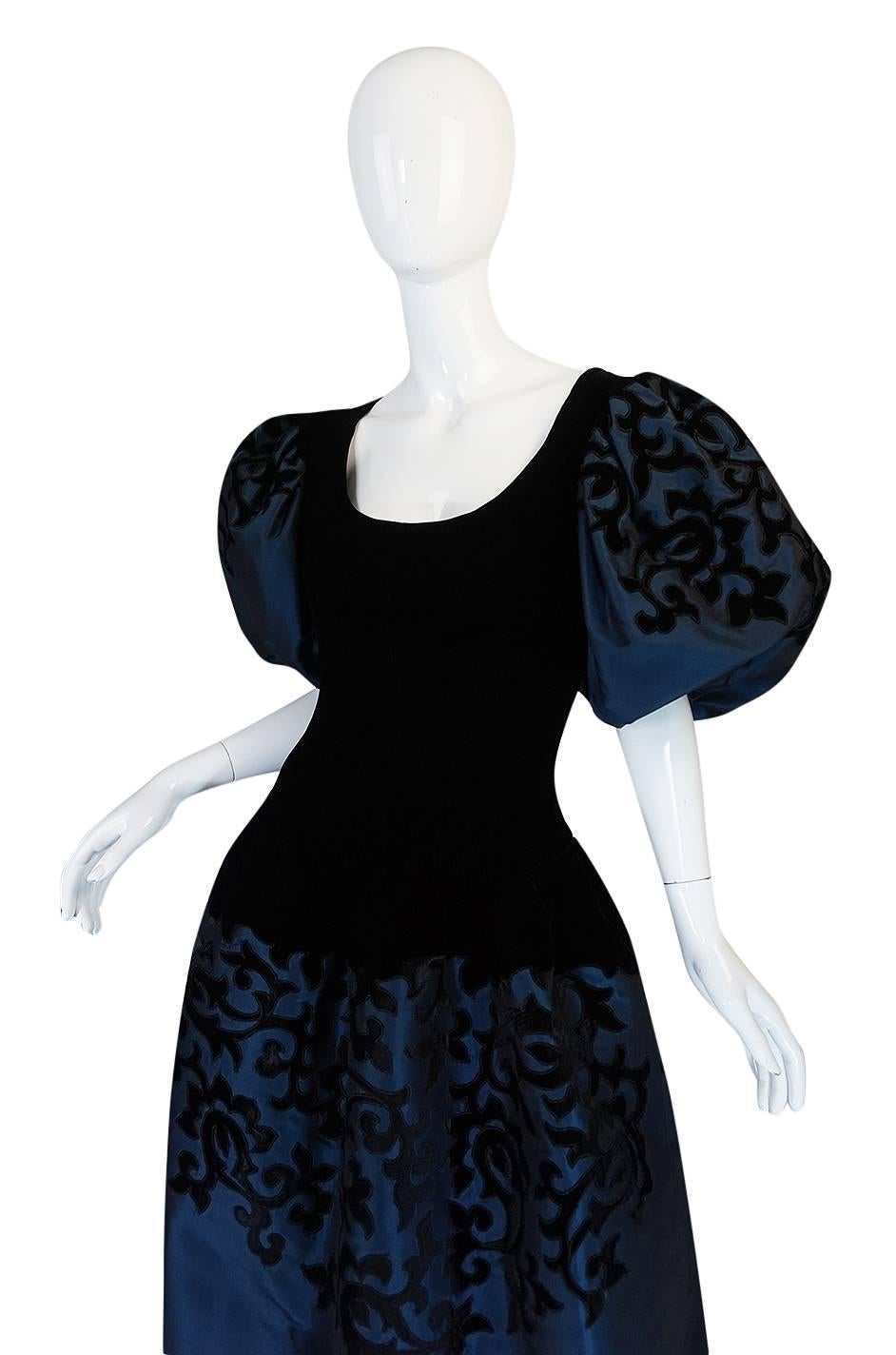 1980s Oscar de la Renta Deep Blue Silk & Velvet Applique Dress In Excellent Condition In Rockwood, ON