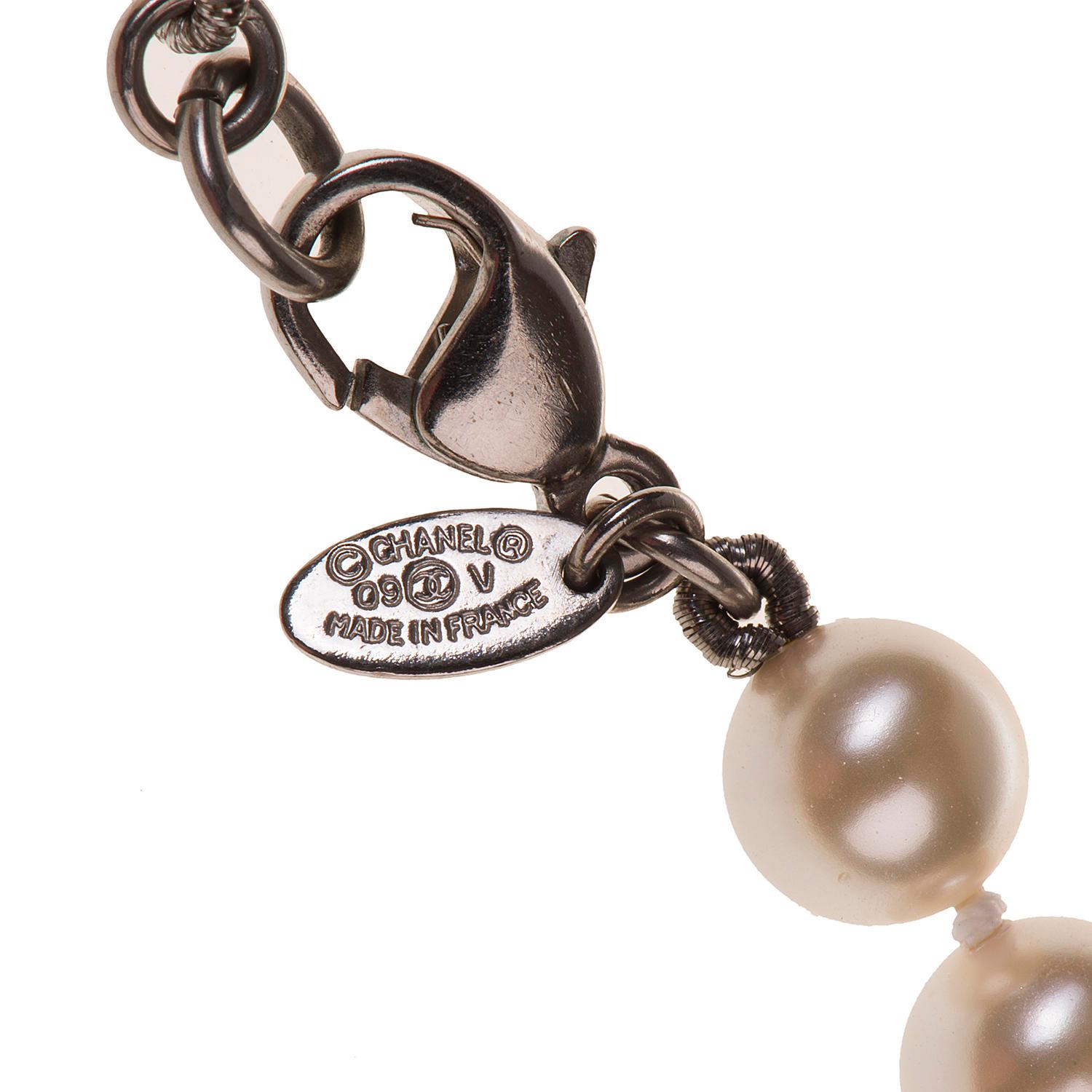 Stunning Chanel 3-String Pearl & Inset 'C' Logo Necklace In Excellent Condition In London, GB
