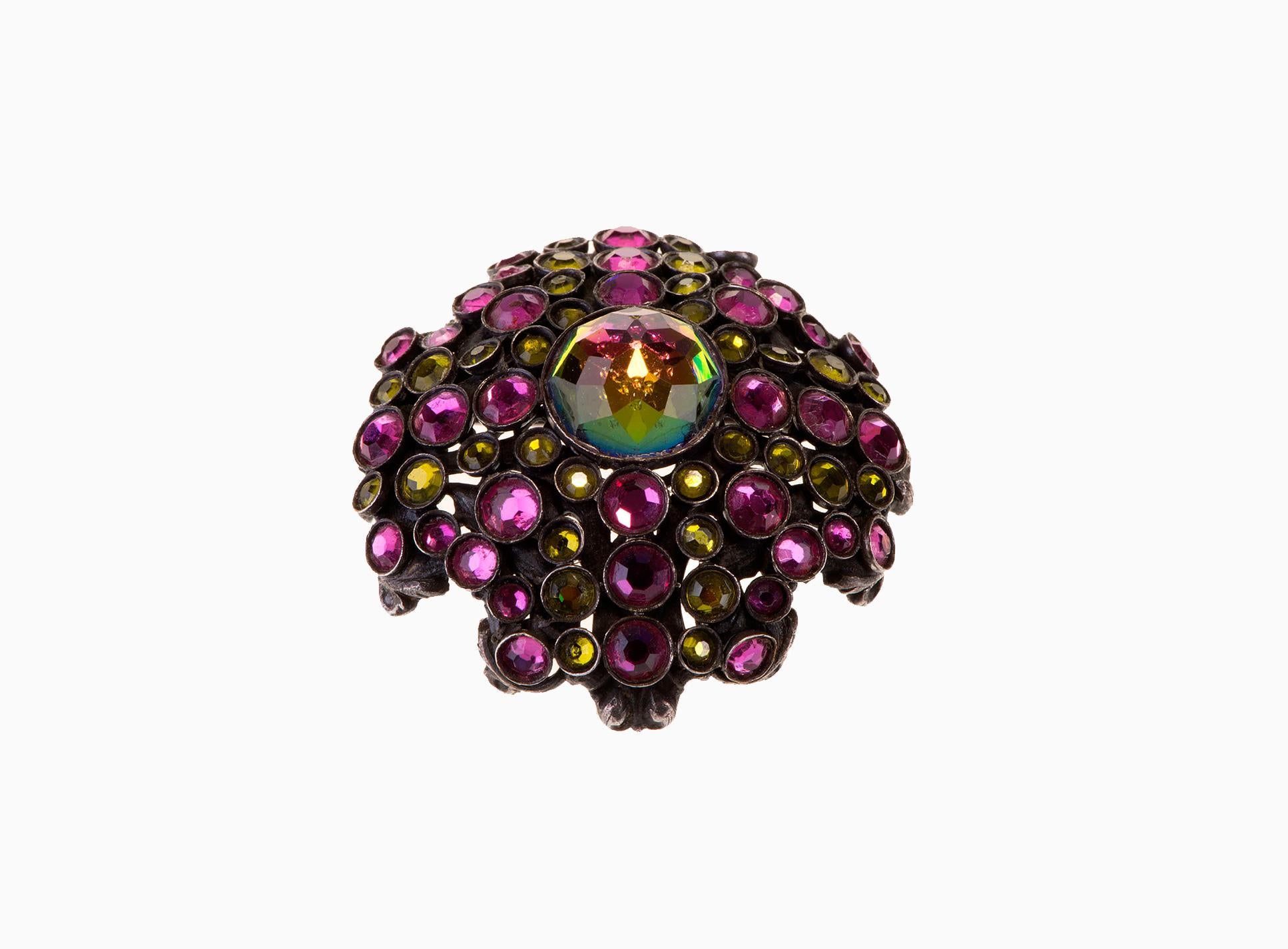 An absolutely stunning vintage jewel by Henry Bogoff, made in circa 1950. Henry Bogoff started his very successful business in Chicago, in 1940 and became the leading supplier of costume jewellery throughout the U.S.A. Eventually opening premises in