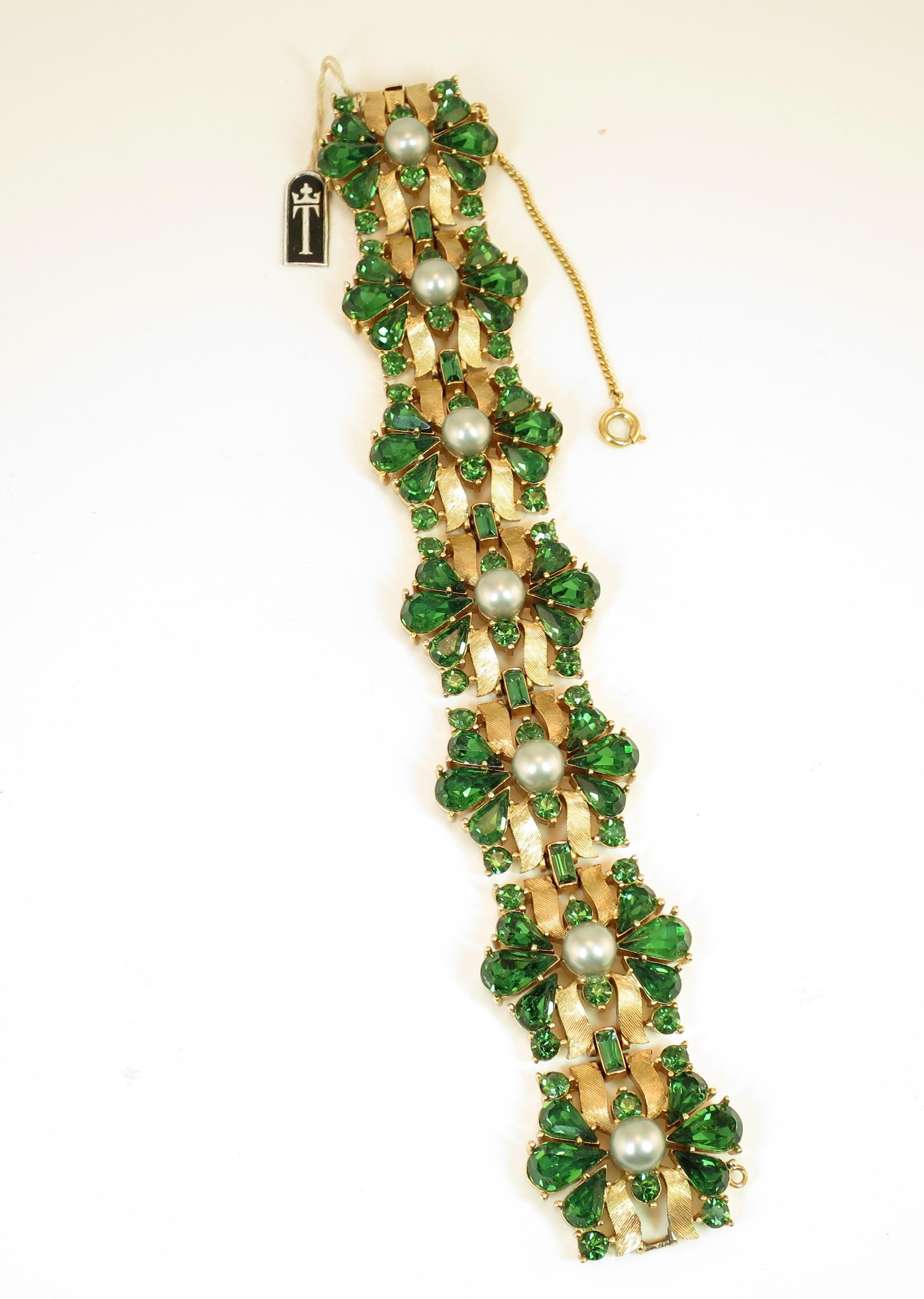 Crown Trifari Alfred Philippe Gilded Rhodium Bracelet Emerald Crystals 1950s  For Sale 1