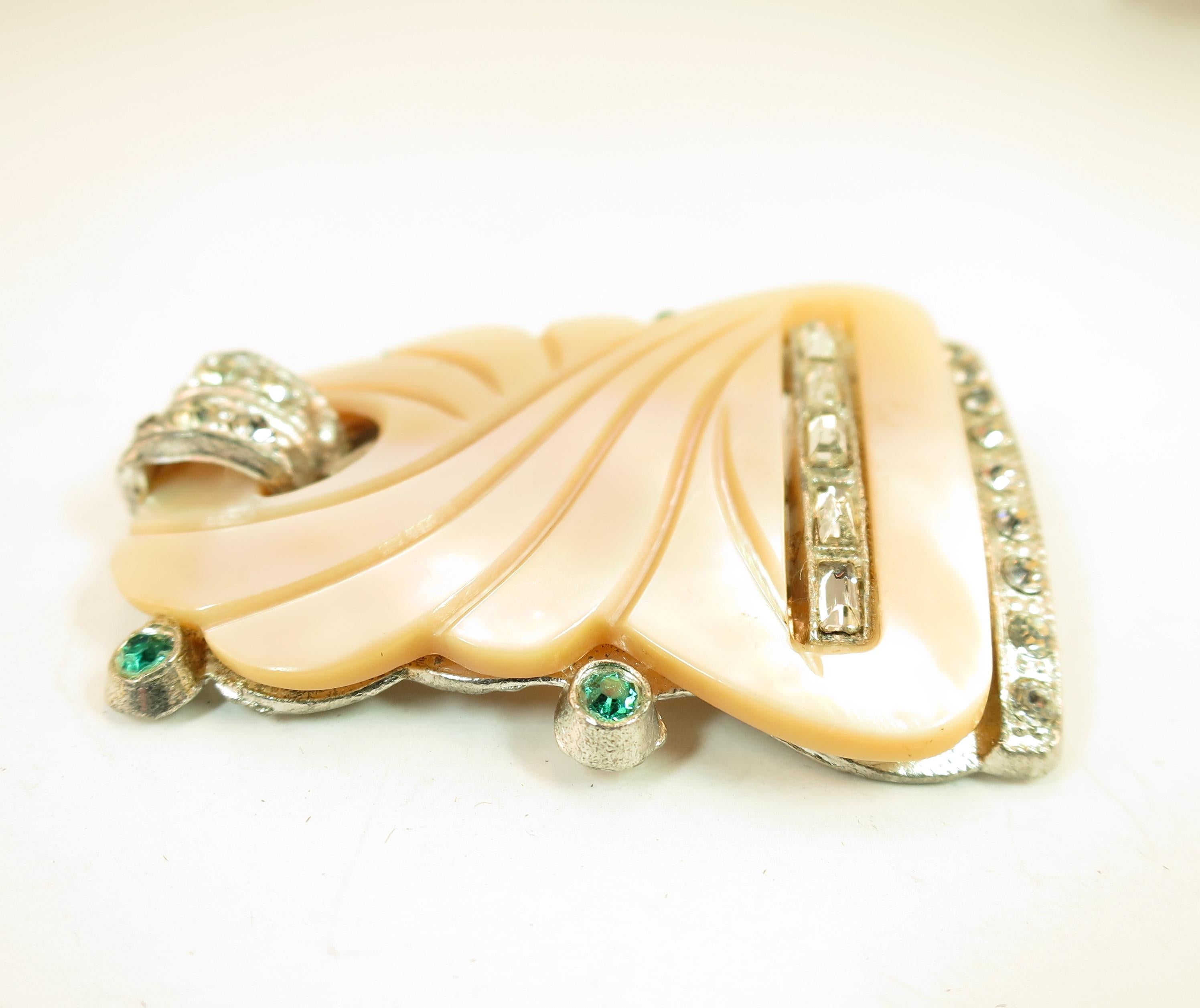 Art Deco Carved Gold Lip Mother-of-Pearl Clip Brooch 1930s Damen im Angebot