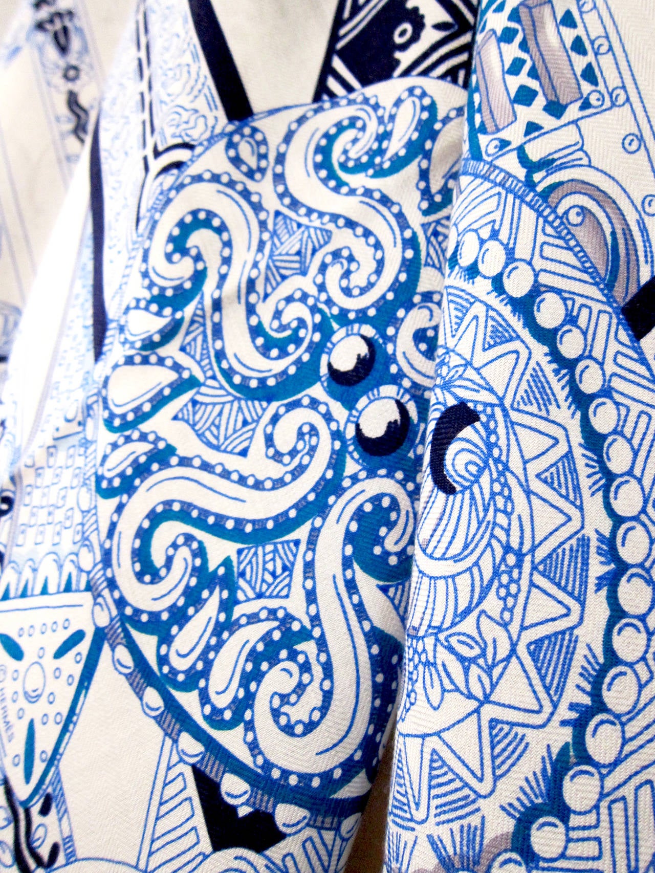 Hermes Le Songe de la Licorne Cashmere Silk Shawl GM White Blue In New Condition In New York, NY