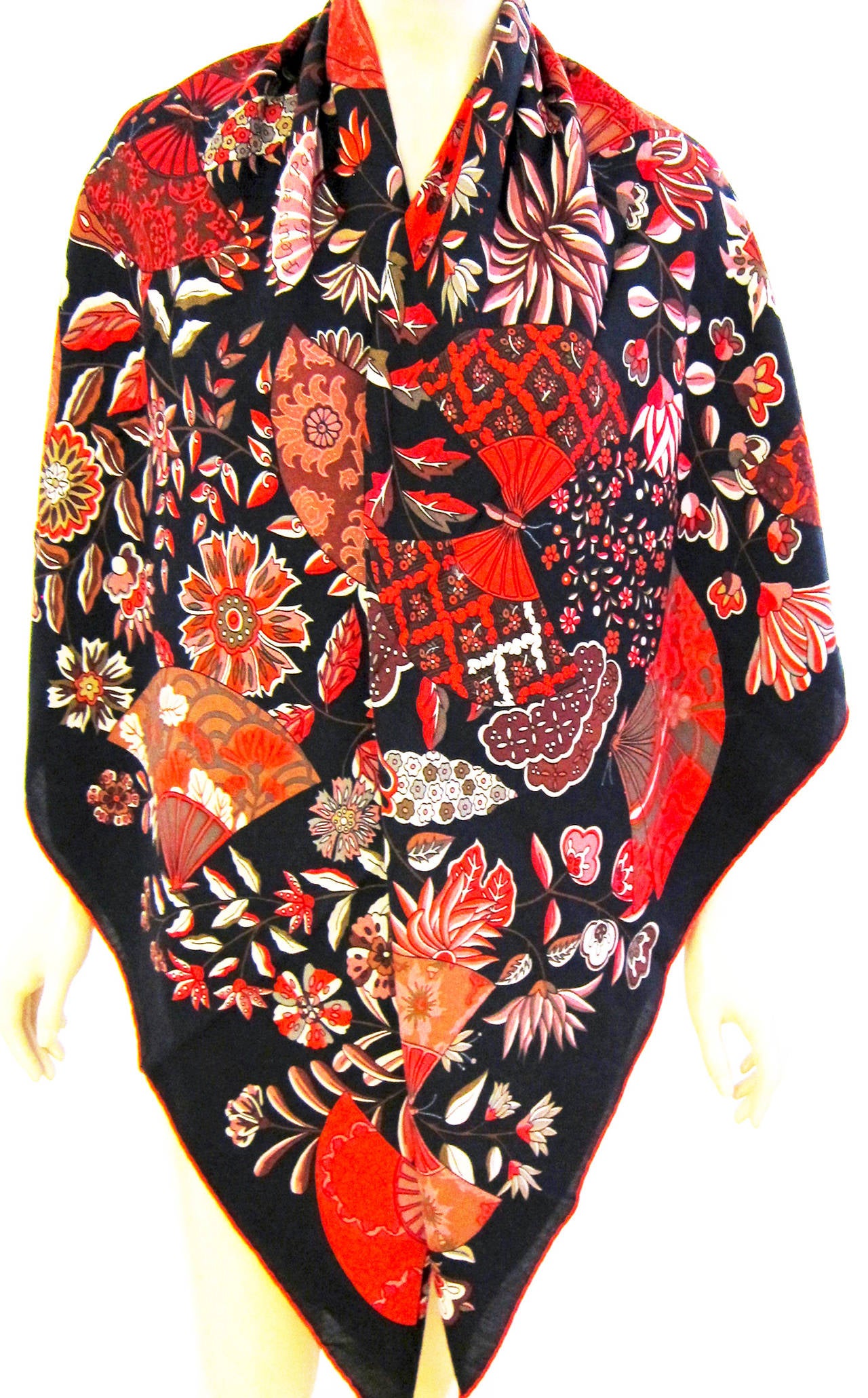 Hermes Fleurs et Papillons de Tissus Cashmere Silk GM Shawl In New Condition In New York, NY