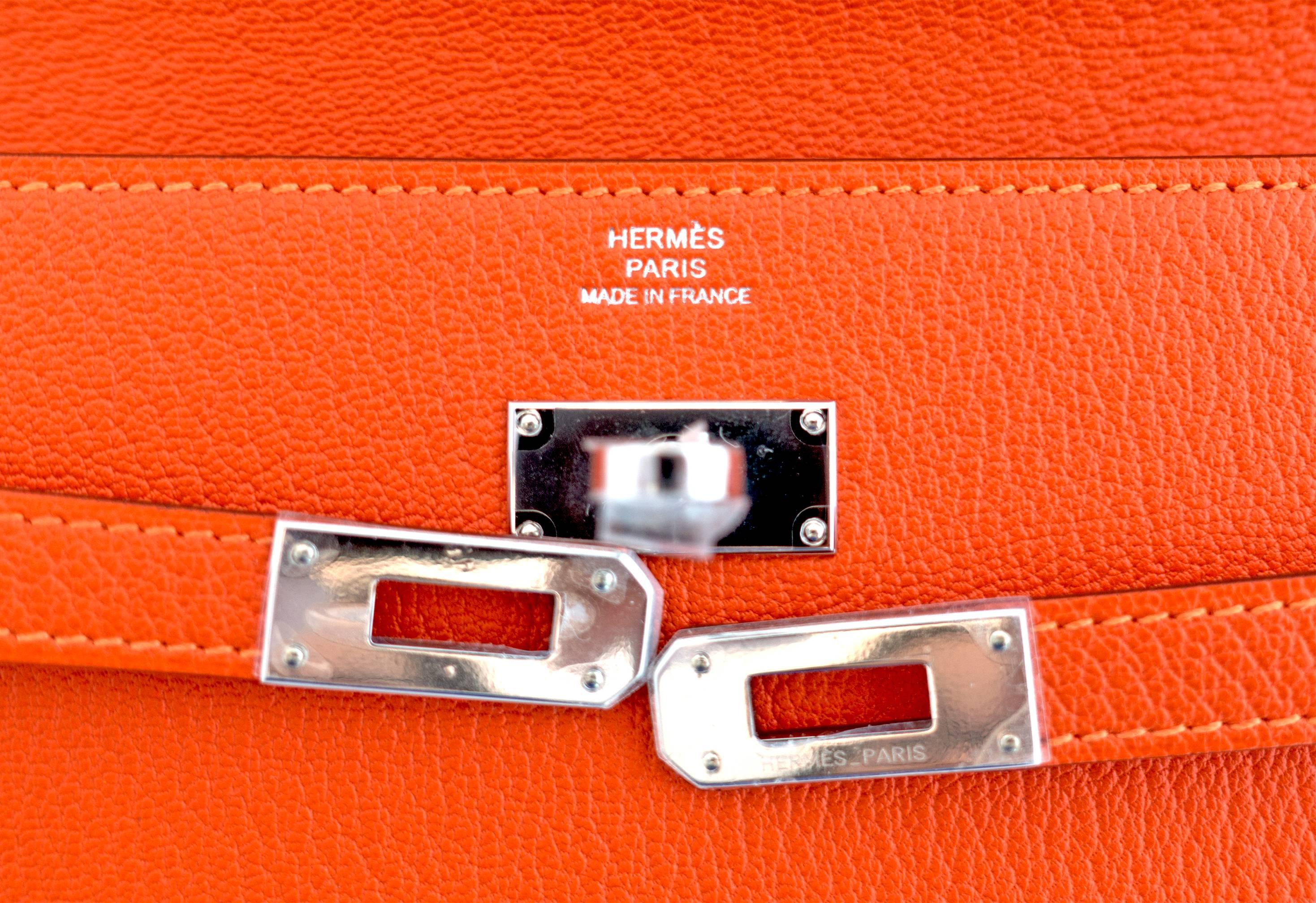 Hermes Feu Orange Kelly Wallet Chevre Palladium PHW Clutch Iconic In New Condition In New York, NY