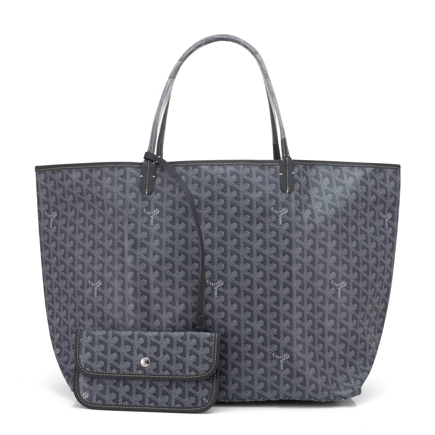 Goyard St Louis GM Grey Chevron Tote Bag Chic
Tout nouveau.  Frais de magasin.  Condit (avec plastique sur les poignées)
Un cadeau parfait !  Livré avec une pochette jaune de Goyard et une pochette d'organisation intérieure.
Il s'agit du sac à main