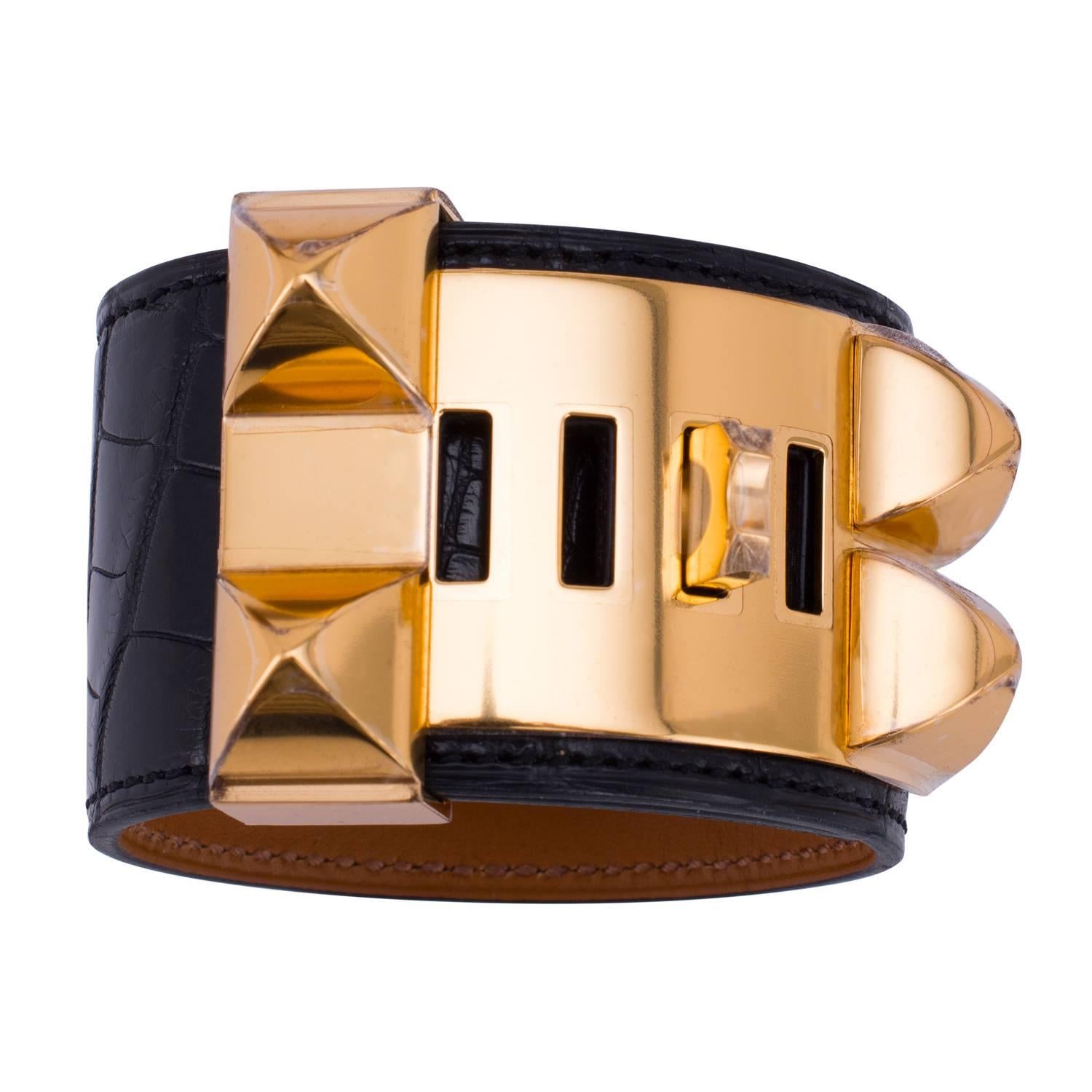 Hermès - Bracelet en crocodile noir mat Collier de Chien 
Conserver au frais. Etat impeccable (avec du plastique sur le matériel).
Un cadeau parfait ! L'ensemble est livré avec une pochette en velours Hermès, une boîte et un ruban.
Le crocodile noir