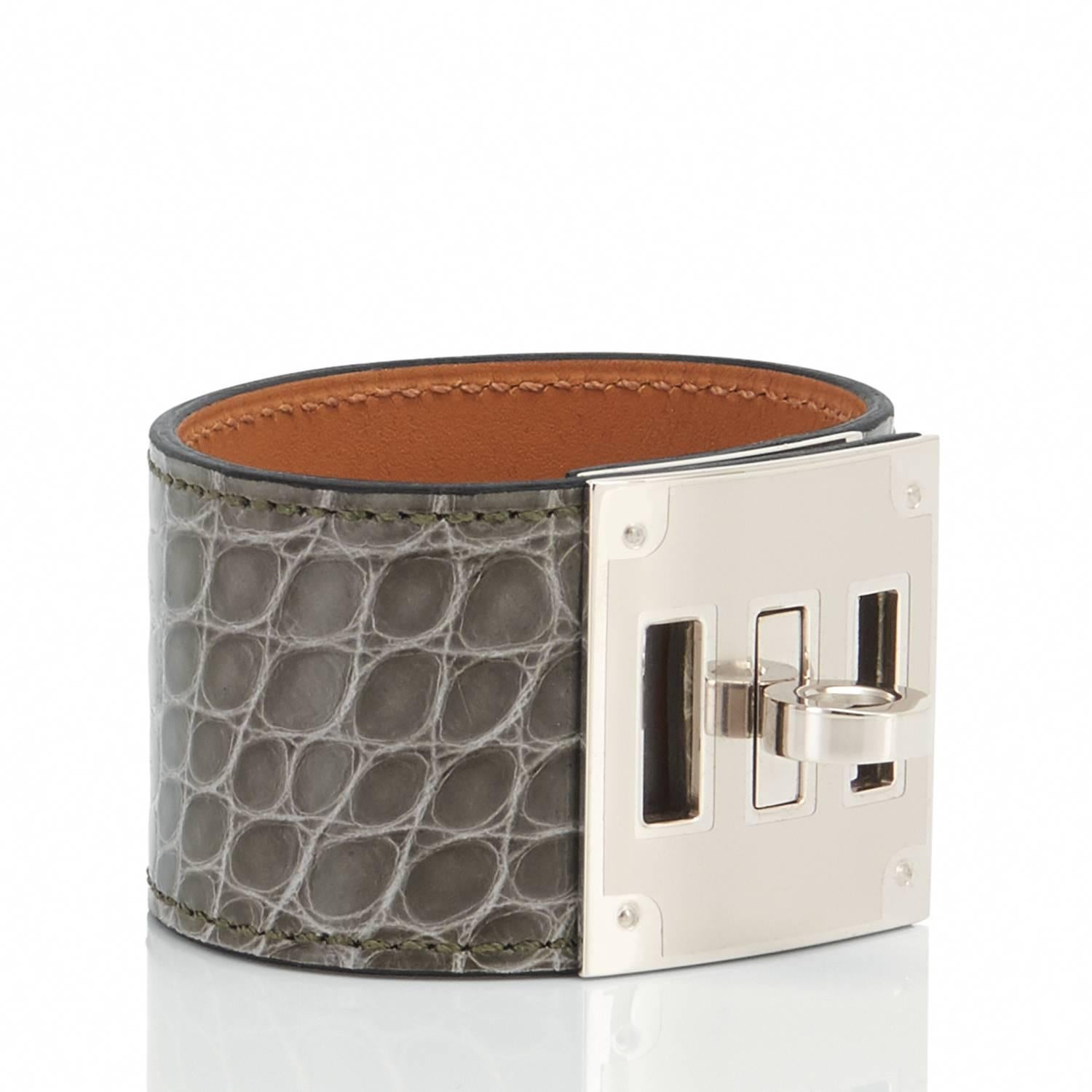 Hermes Gris Tourterelle Shiny Alligator Kelly Dog Leather Cuff Bracelet  In New Condition In New York, NY