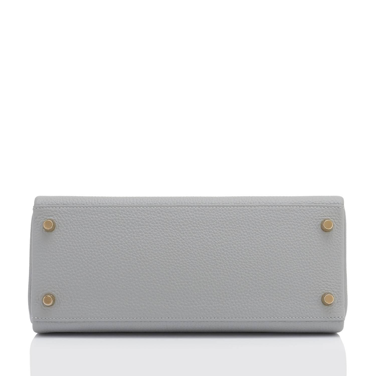 Hermes Gris Mouette 28cm Kelly Bag Togo Grey Gold Hardware In New Condition In New York, NY