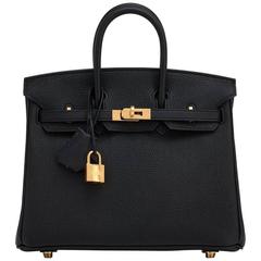 Sac Baby Birkin noir en cuir Togo Hermès de 25 cm avec breloque en finition dorée