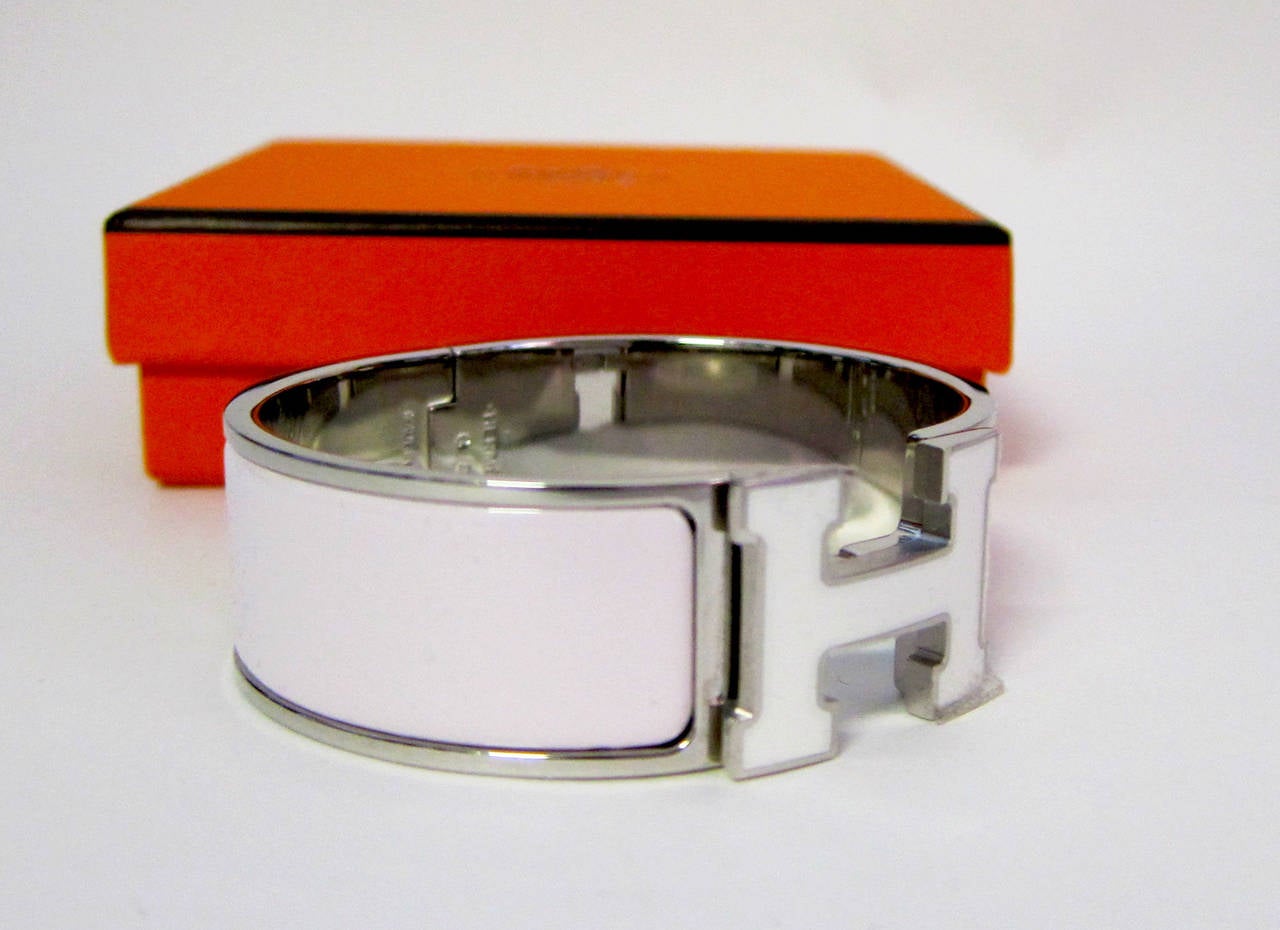 Hermes Rose Nymph White Lacquer Enamel H Clic Clac Bracelet Bangle In New Condition In New York, NY