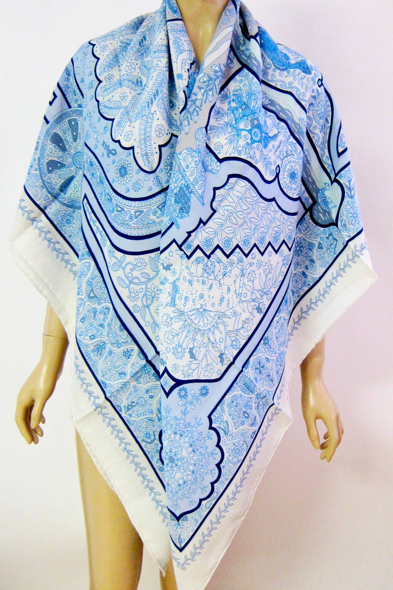 Hermes Aux Portes du Palais Cashmere Silk GM Shawl Spring! In New Condition In New York, NY