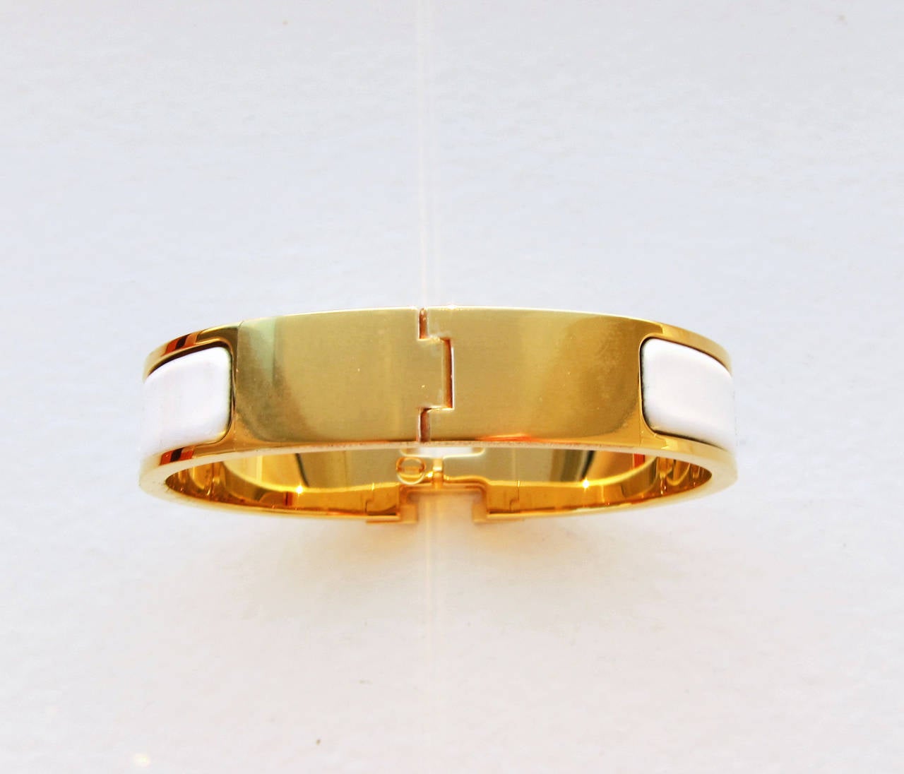 Hermes White Clic H Gold Hardware GHW Enamel Bracelet Narrow PM In New Condition In New York, NY