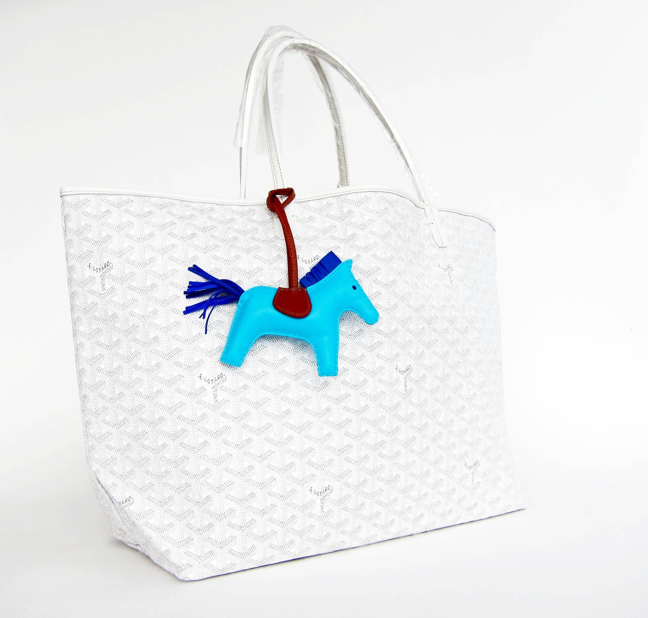 Goyard St Louis GM White Chevron Tote Bag SUMMER

Brand New coming with yellow Goyard sleeper and inner pochette
Traditional Goyard Chevron Tote in white/grey canvas 
GM (large) size:  Length: 23