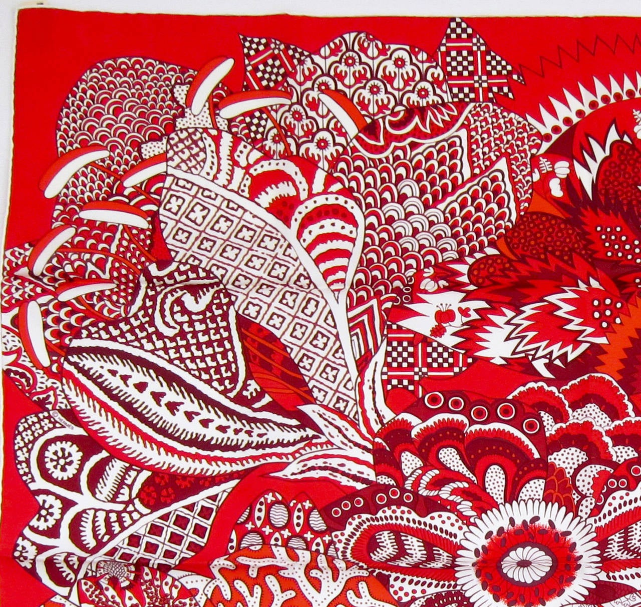 Hermes Fleurs d'Indiennes Aline Honore Red Silk Scarf 90cm RARE NEW!

Very rare find in red colorway and in brand new condition with scan code tag and care tag fully attached
Brand New in Box coming with Hermes scarf box and ribbon 
‘Fleurs