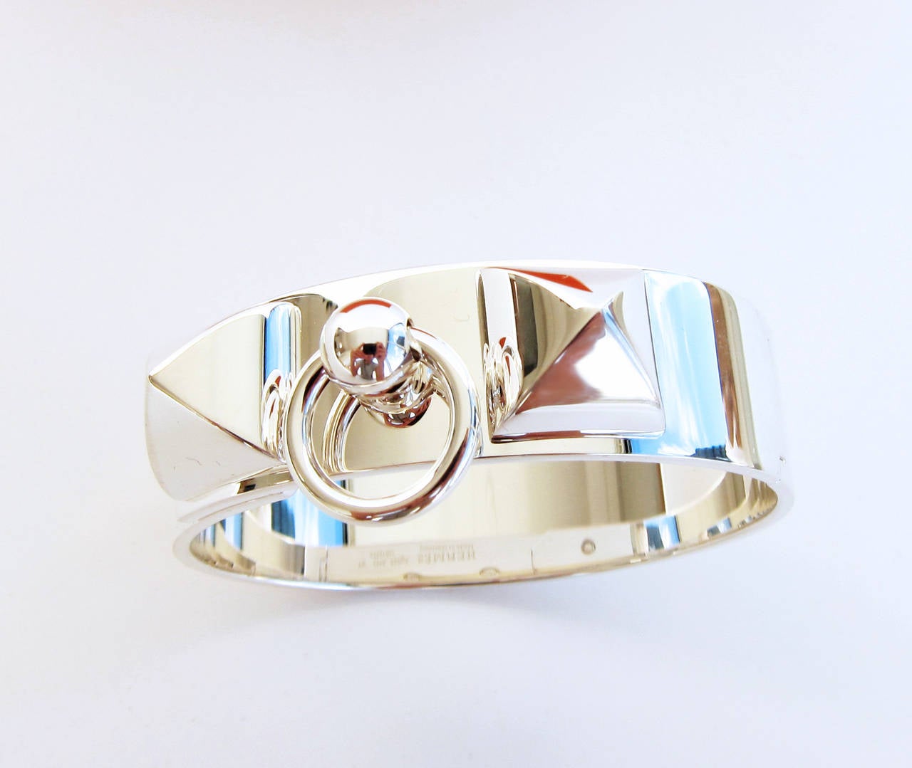 Hermes Solid Silver Collier de Chien Bracelet in Silver Model MM Below Retail

Gorgeous Hermes Collier de Chien Solid Silver Bracelet 
Below retail plus tax of almost $3200
Model MM in Size ST (Standard or Medium), 6.5