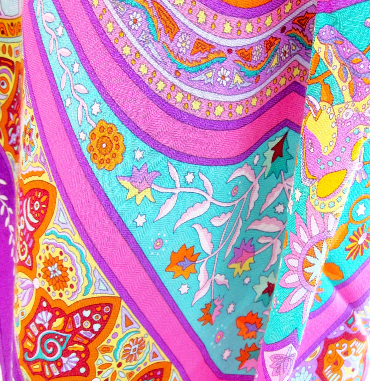 HERMES AUX PORTES DU PALAIS Cashmere Silk GM Shawl Scarf Sweet In New Condition In New York, NY