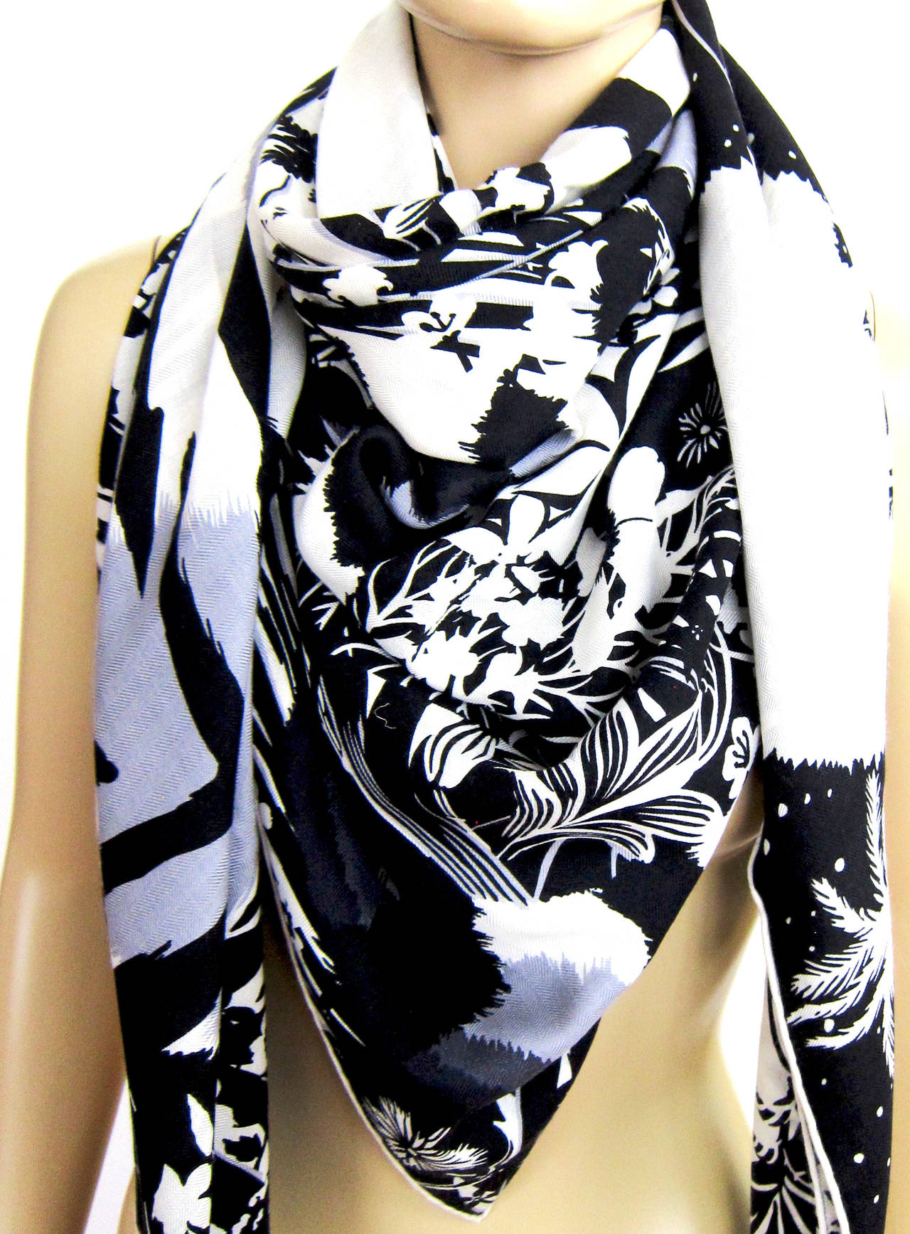 Hermes Tyger Tyger Black White Cashmere Silk Shawl GM 

Brand New in Box
Store fresh coming with Hermes box and ribbon
The hottest shawl of Fall/Winter 2015
55