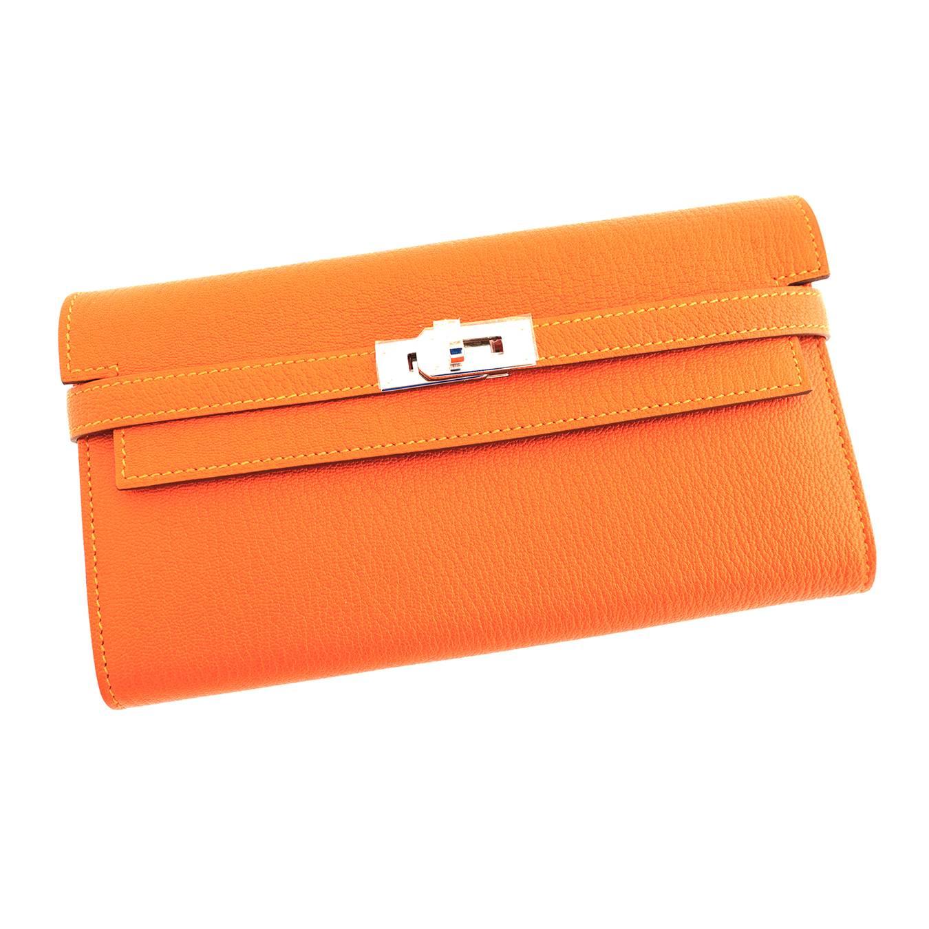 Store fresh. Pristine Condition. 
Perfect gift!  Coming full set with Hermes box and ribbon. 
Gift bag available upon request! 
Feu Orange is a gorgeous orange 
So luxurious in Chevre skin with a slight sheen
A lifetime piece with the iconic