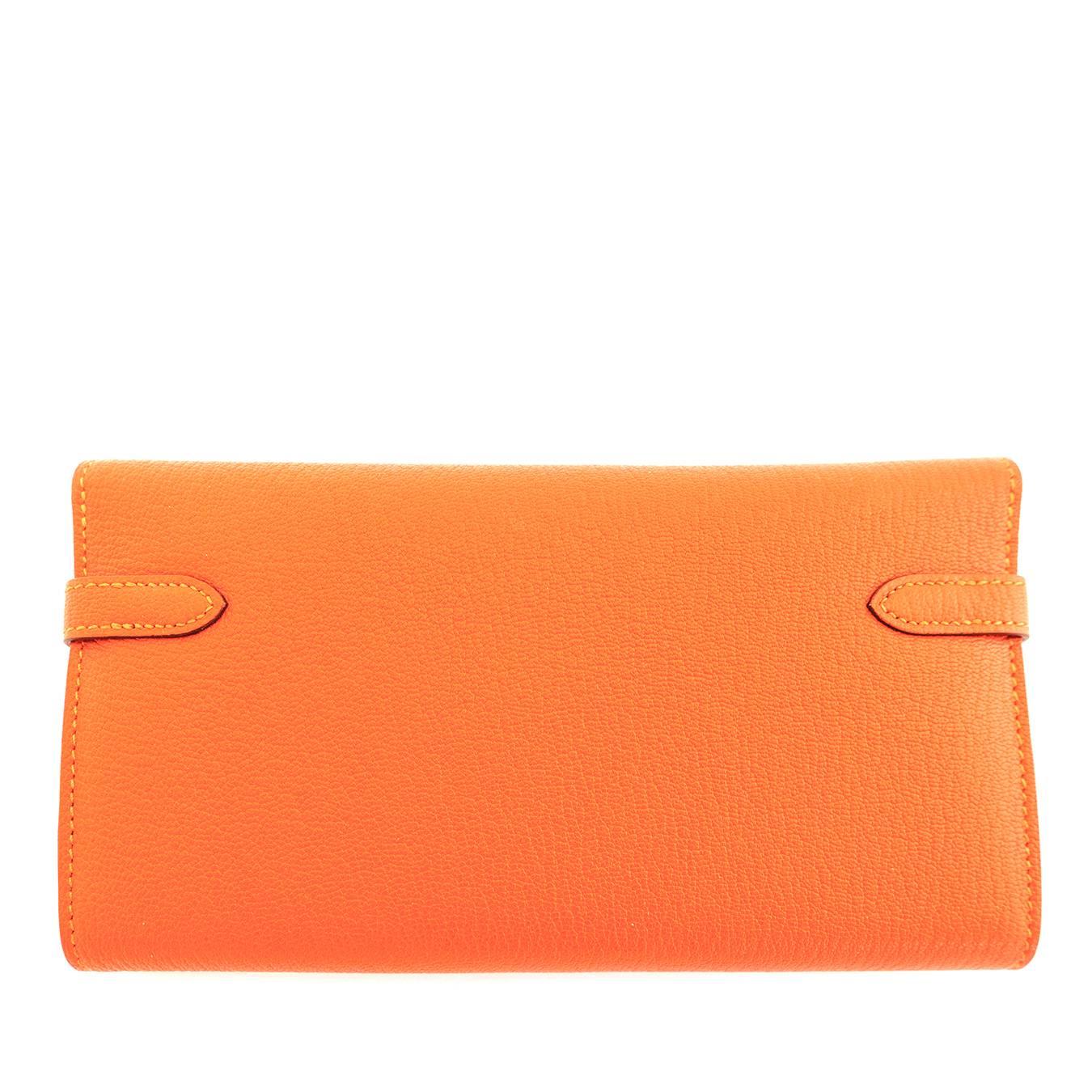 Hermes Feu Orange Kelly Wallet Chevre Palladium PHW Clutch Bag Iconic In New Condition In New York, NY