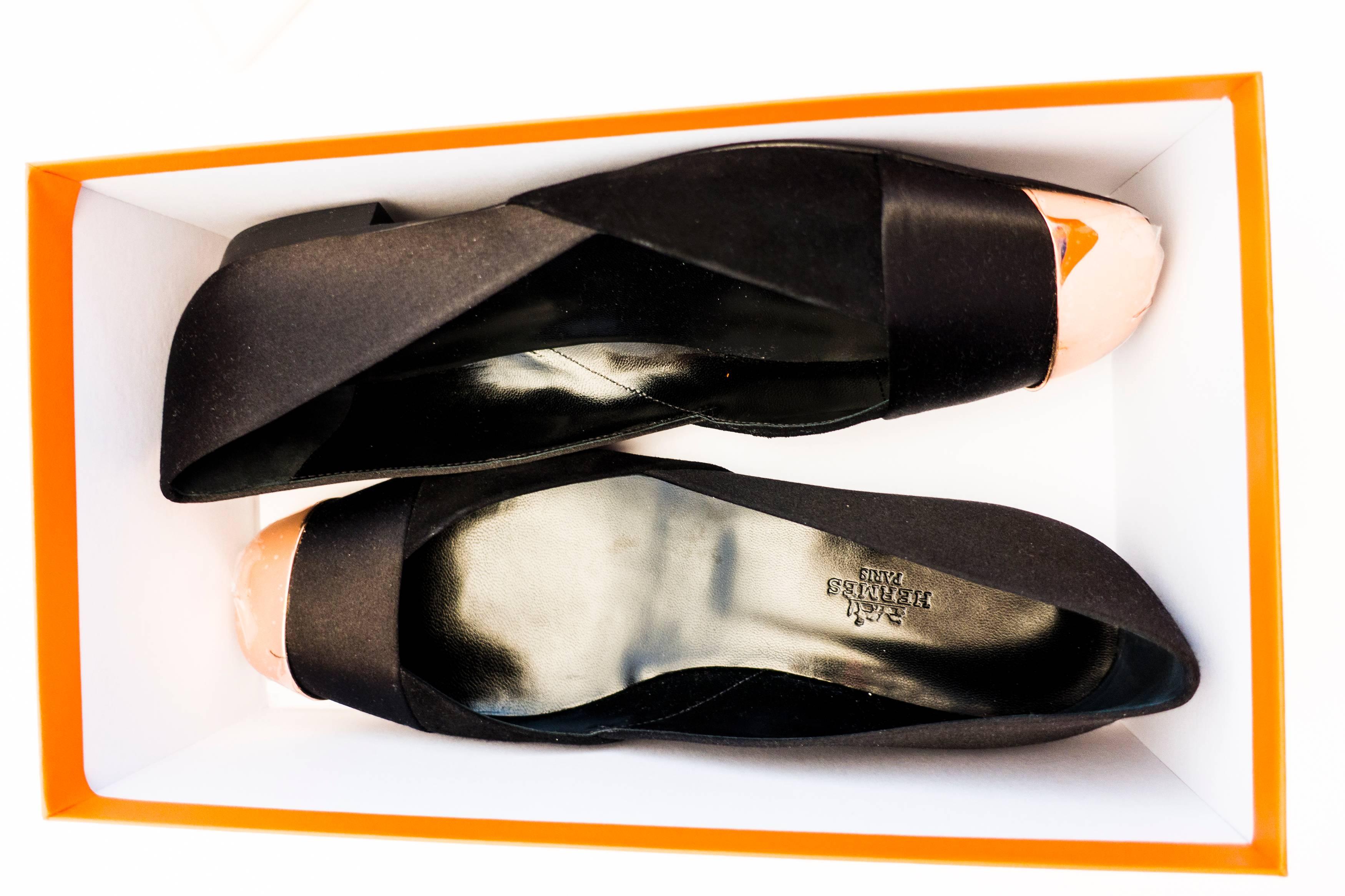 Store fresh.  Pristine condition.
Comes with Hermes sleepers, signature orange box, and ribbon.
Below retail $1012 including tax where we are.
Latest Hermes ladies' ballerina flat
Features satin and suede goatskin, rose gold plated cap, leather