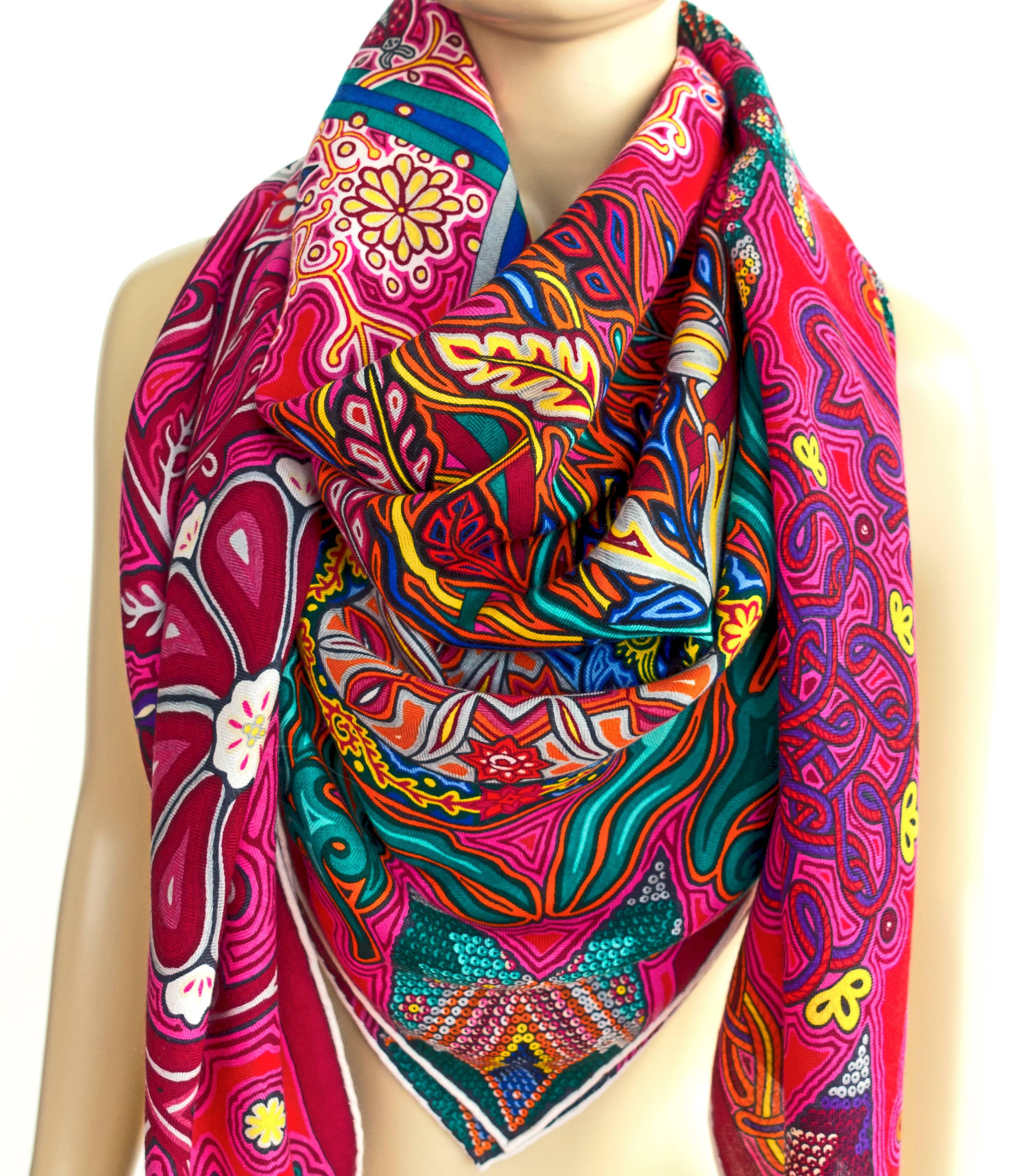 Frisch lagern. Tadelloser Zustand. 
Das perfekte Geschenk! Kommt komplett mit orangefarbener Hermes-Schachtel und -Schleife. 
L'Arbre du Vent ist eine Hommage an das Huichol-Volk in der westlichen Sierra Madre von Mexiko. 
Entworfen von Montserrat