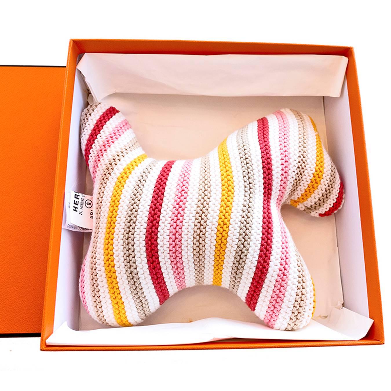 Store fresh. Pristine condition.
Perfect gift! Coming with Hermes box and ribbon.
Below retail $315 including tax where we are.
Ultra adorable Hermes plush horse baby toy with bell inside.
100% cotton toy sure to delight the baby or child!
Toy