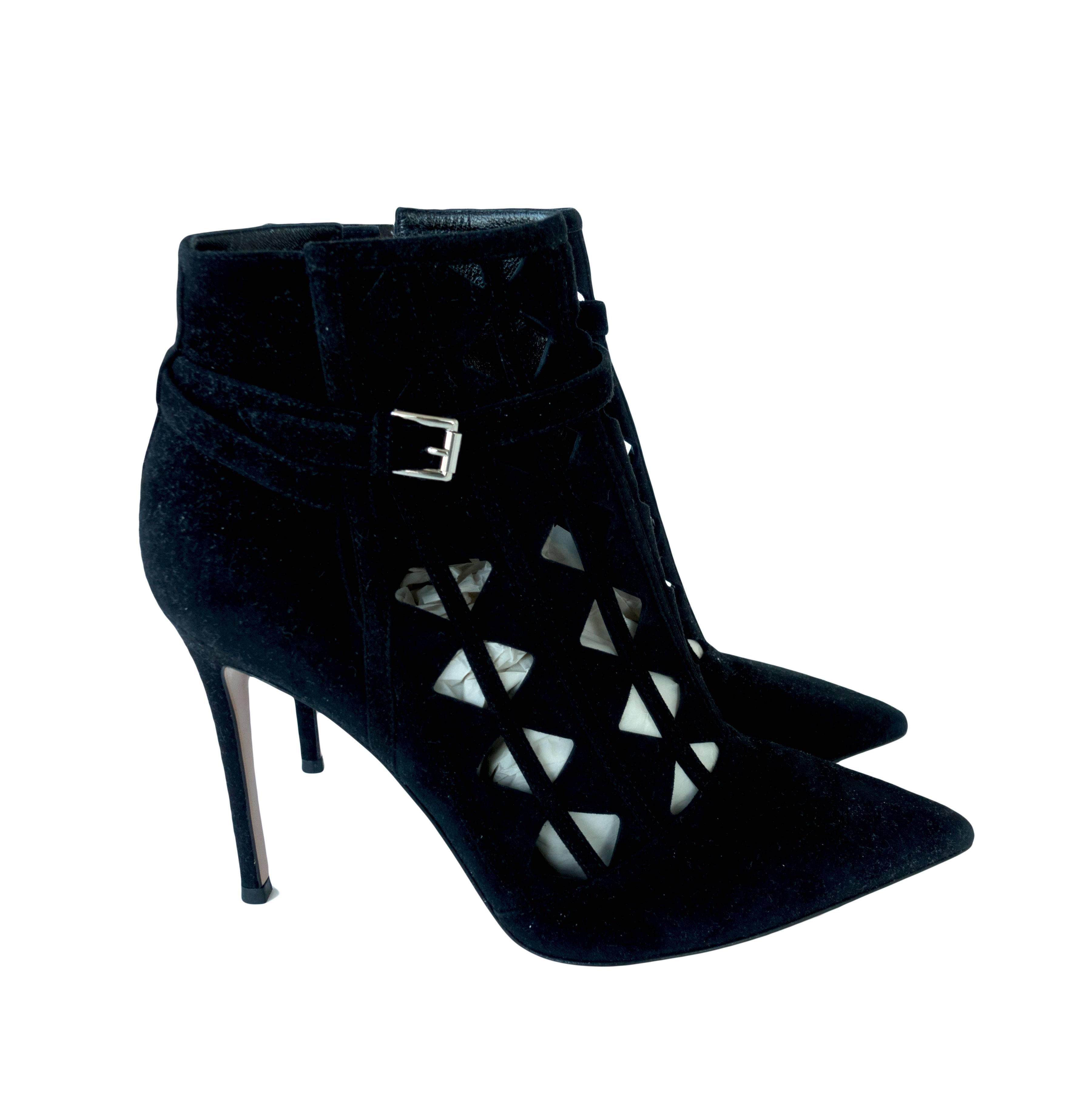 Gianvito Rossi Cutout Black Suede High Ankle Bootie Chic
Brand New in Box.
Comes with Gianvito Rossi shoe box and sleepers.
Gianvito Rossi is de rigueur among the fashion cognoscenti!
These suede high ankle booties are so fabulous with its sexy