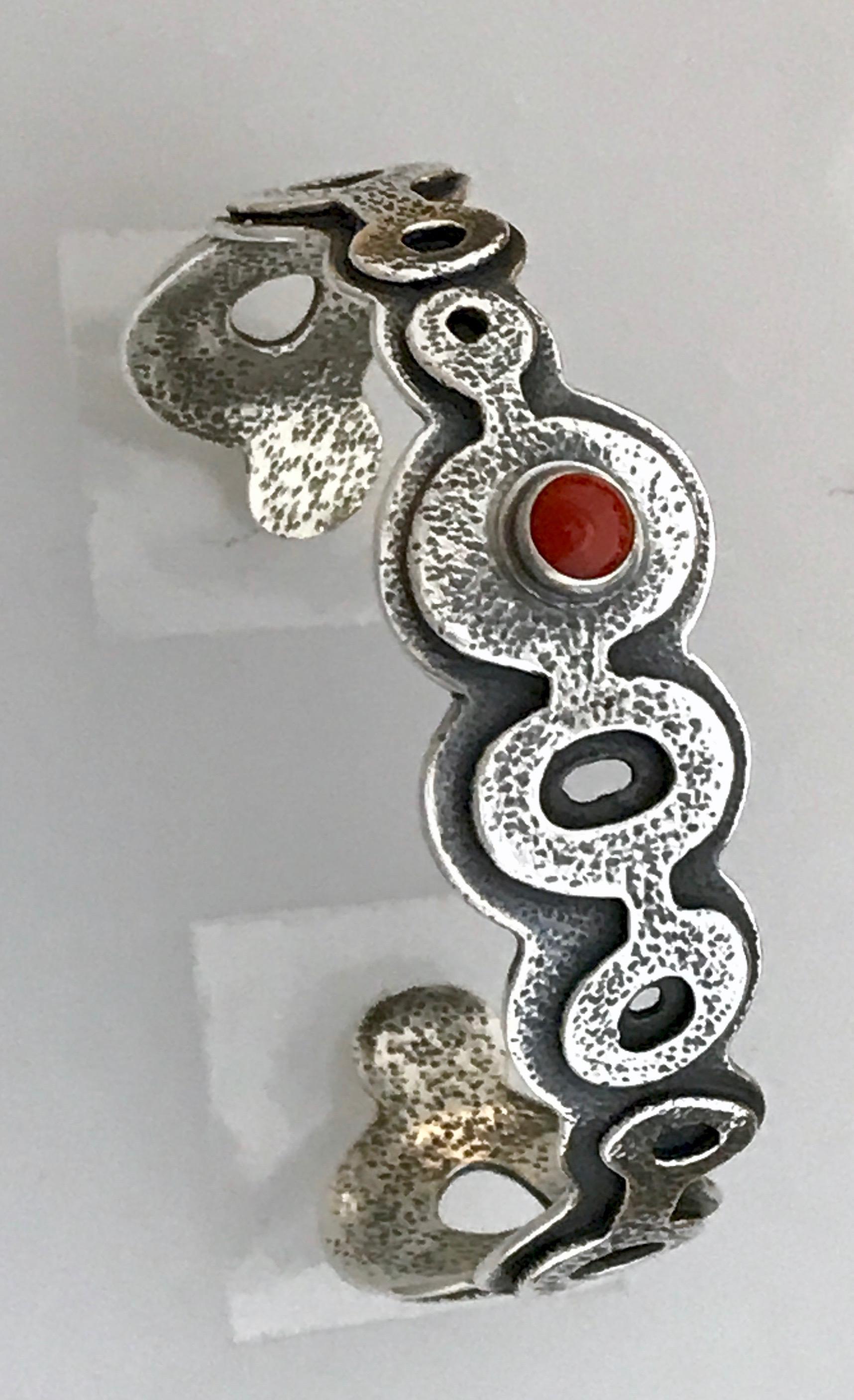 Contemporain Bracelet italien Spirit Pond de Melanie Yazzie en corail rouge, bracelet en argent Navajo en vente