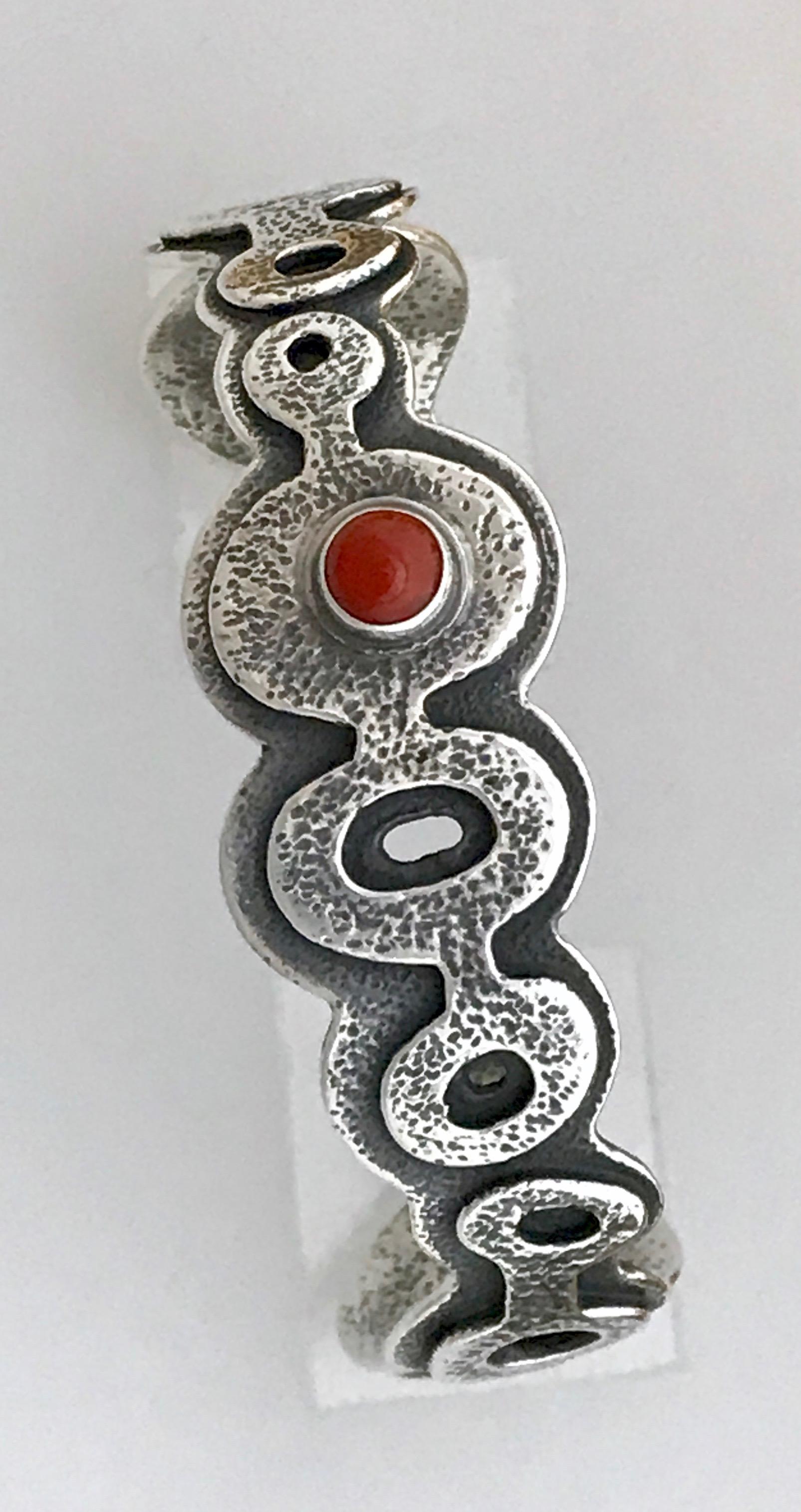 Taille ronde Bracelet italien Spirit Pond de Melanie Yazzie en corail rouge, bracelet en argent Navajo en vente