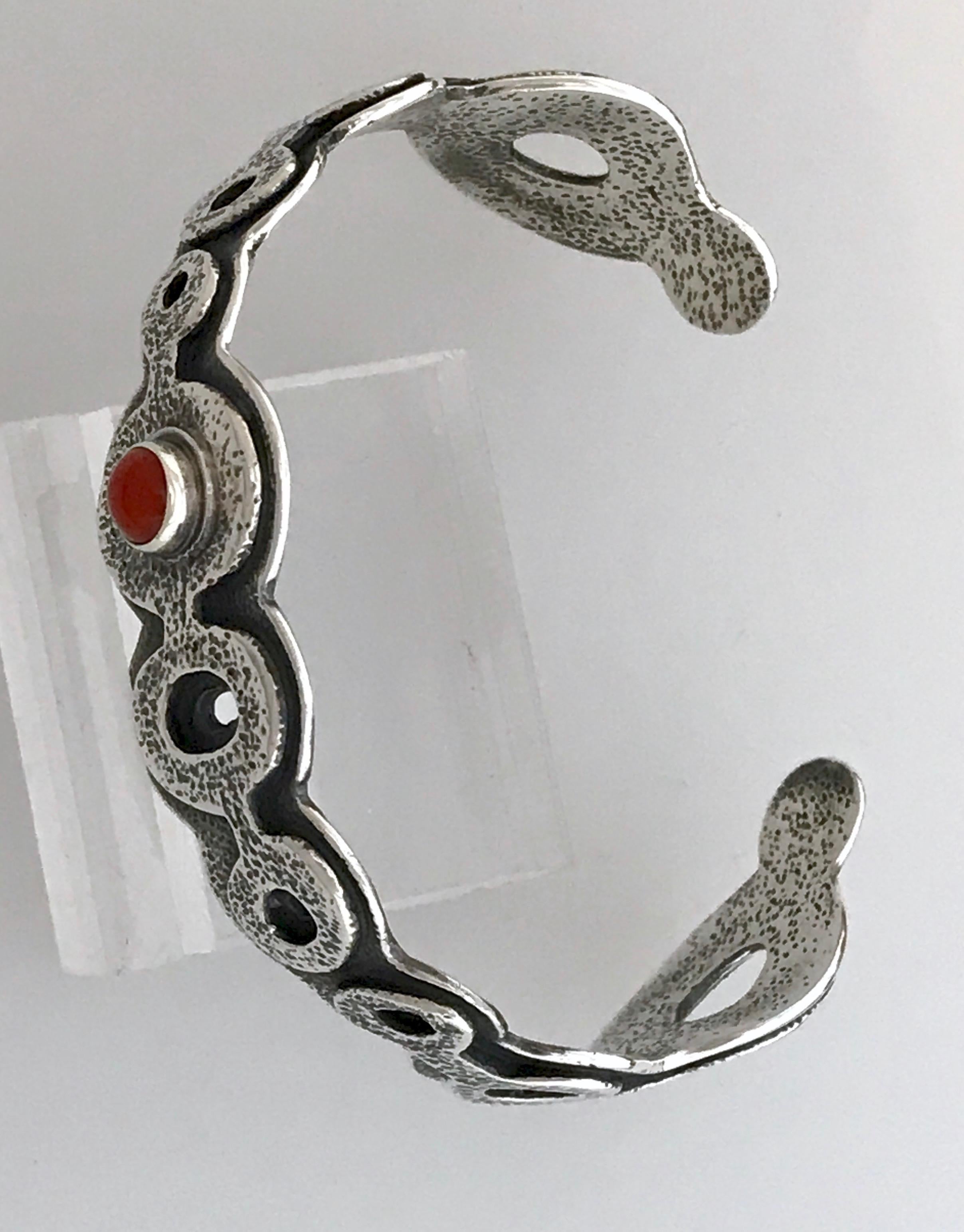 Bracelet Spirit Pond Corail rouge italien Melanie Yazzie bangle en argent Navajo Unisexe en vente