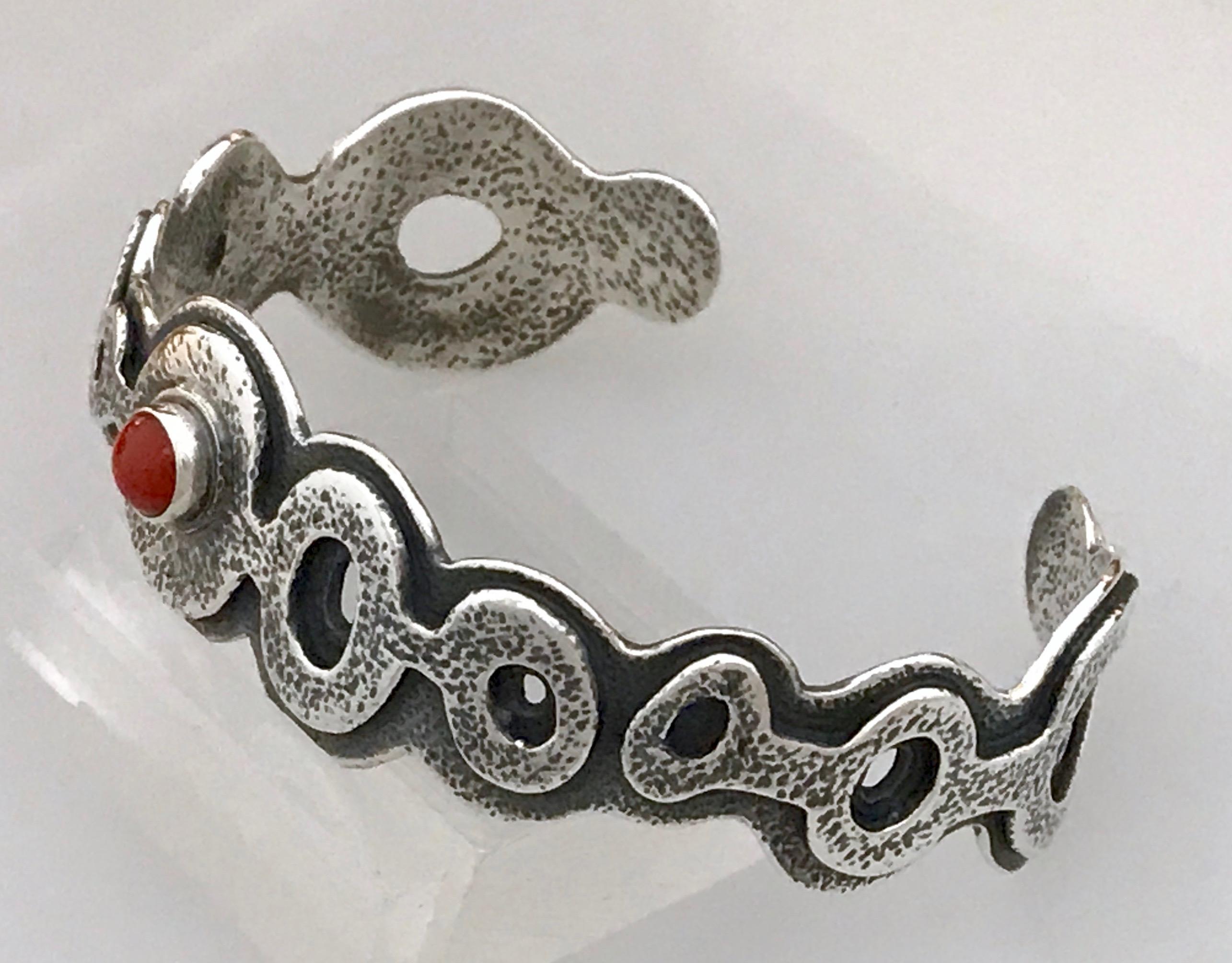 Bracelet italien Spirit Pond de Melanie Yazzie en corail rouge, bracelet en argent Navajo en vente 3