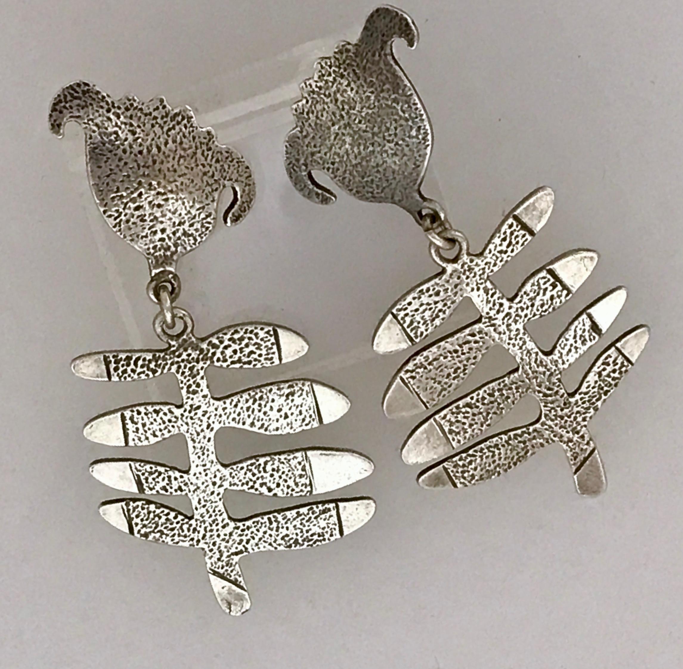 Flower earrings cast sterling silver dangle earrings Melanie Yazzie flowers
The weight is the combined total of both earrings. 

Melanie A. Yazzie (Navajo-Diné) is a highly regarded multimedia artist known for her printmaking, paintings, sculpture,