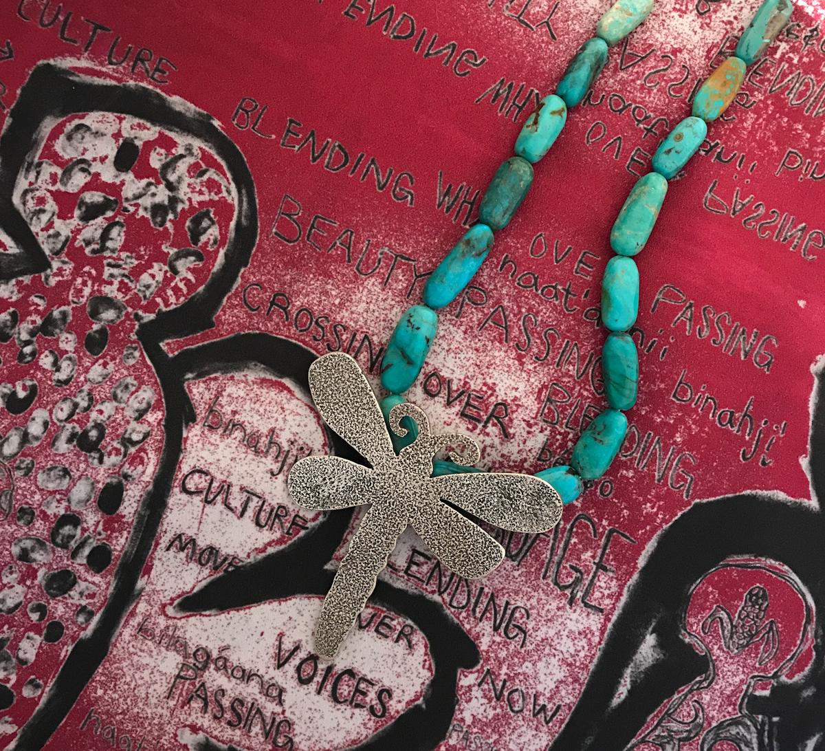 Pendentif Embrace Water, rehausseur de pendentif libellule en forme de dragon, design Navajo en argent de Melanie Yazzie Neuf - En vente à Santa Fe, NM