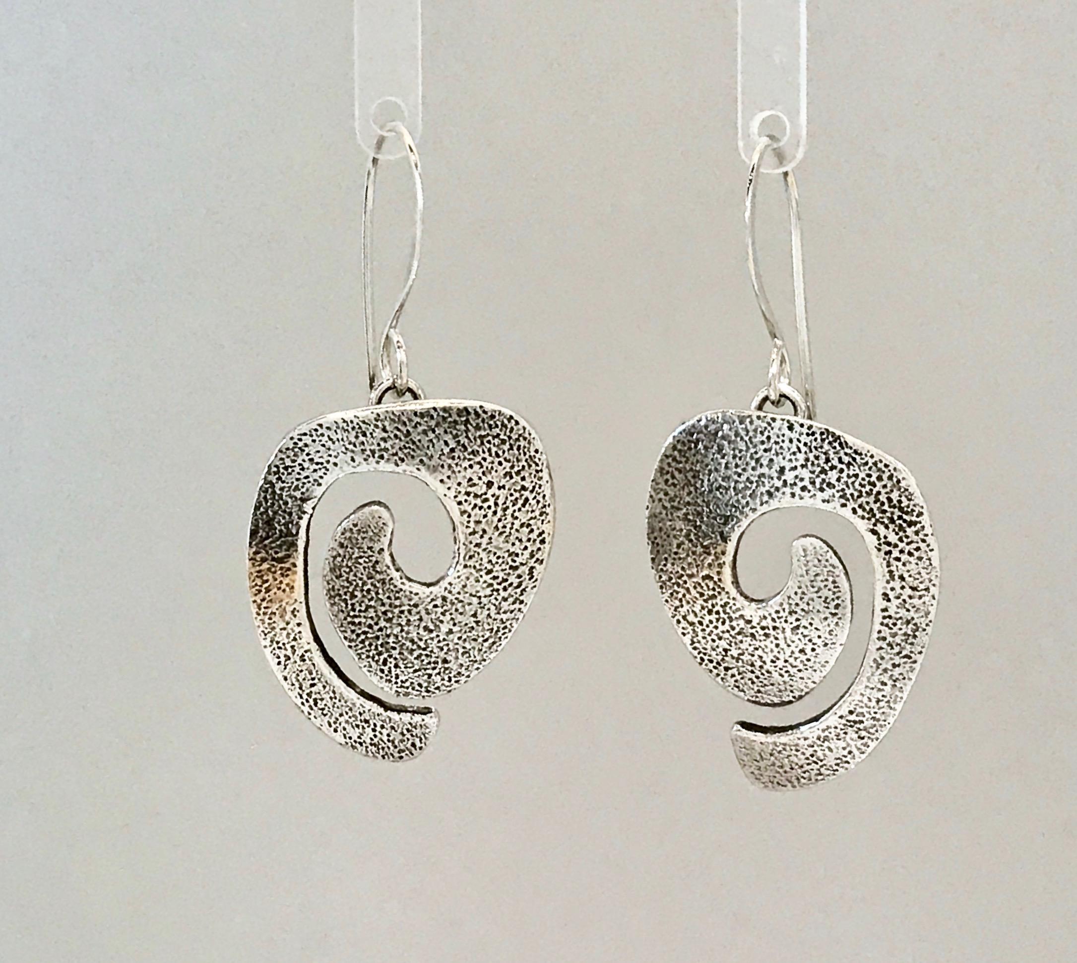 Ohrringe mit Wirbeln, baumeln, aus Silber gegossen von Melanie Yazzie New Navajo, zeitgenössisch (Zeitgenössisch) im Angebot