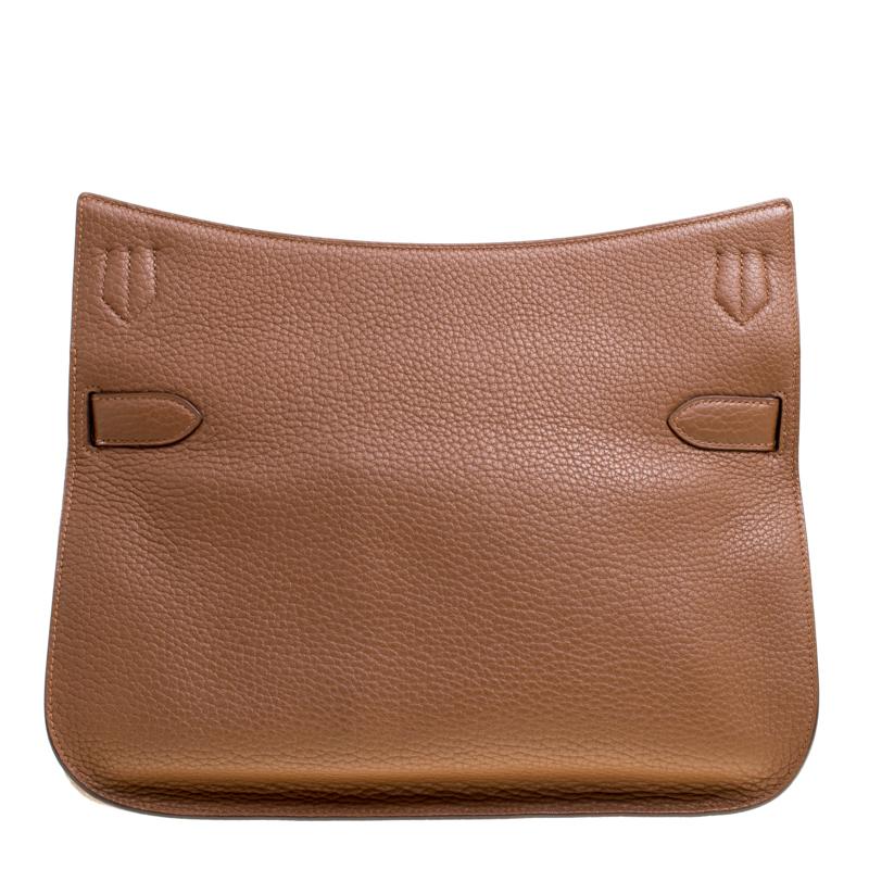Hermes Jypsiere is a re-interpretation of the iconic Hermes Kelly. The messenger style bag is crafted from Gold Clemence leather. The bag has a round bottom and features a thick adjustable shoulder strap that provides the needed comfort. The front