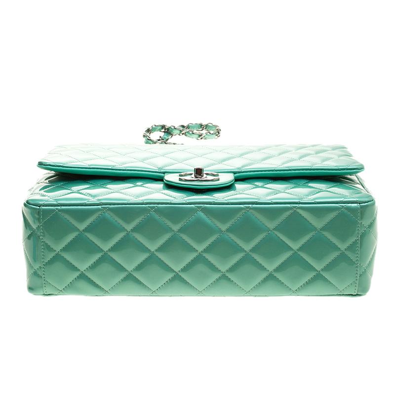 Chanel Green Quilted Patent Leather Maxi Classic Double Flap Bag In New Condition In Dubai, Al Qouz 2