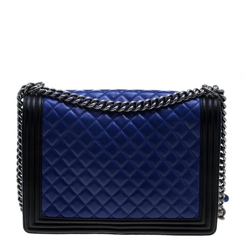 Every Chanel creation deserves to be etched with honour in the history of fashion as they carry irreplaceable style. Like this stunner of a Boy Flap that has been exquisitely crafted from leather in their signature quilted pattern and contrasting