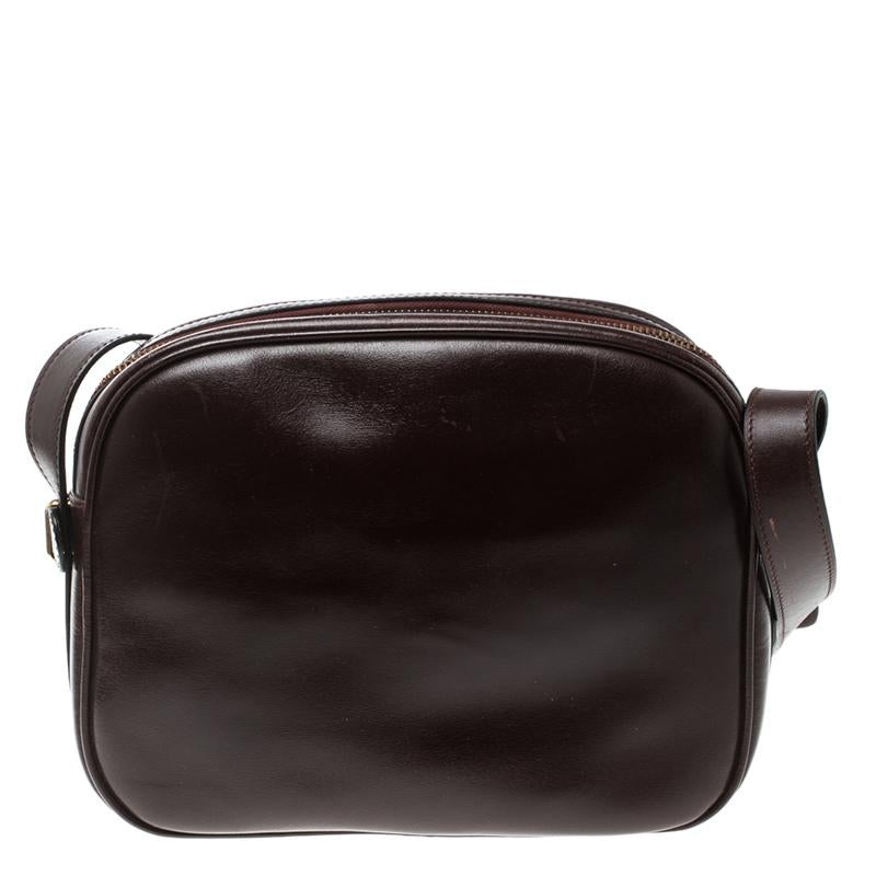A perfect sized bag that can store your essentials and can be carried around comfortably, this Celine Vintage crossbody bag is an essential in your collection. Designed in dark burgundy leather, this classic and minimal bag features a gold tone