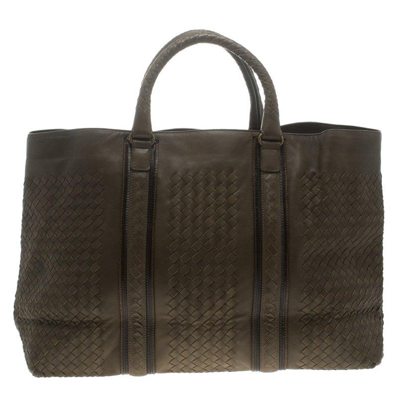This tote from Bottega Veneta is spacious. Crafted from leather, it features double top rolled handles and a luxurious fatigue green shade. The exterior of the bag beautifully flaunts the famous Intrecciato pattern that is unique to the fashion