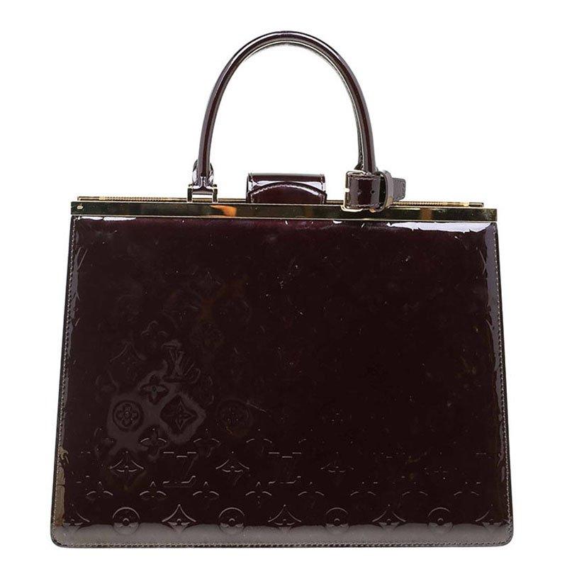 Louis Vuitton Amarante monogram Vernis Deesse bag is inspired by 1950s retro-feminine glam. Crafted from deep purple monogram Vernis in a lady-like silhouette, this bag features rolled patent leather top handles and gold-tone metal bar frame and