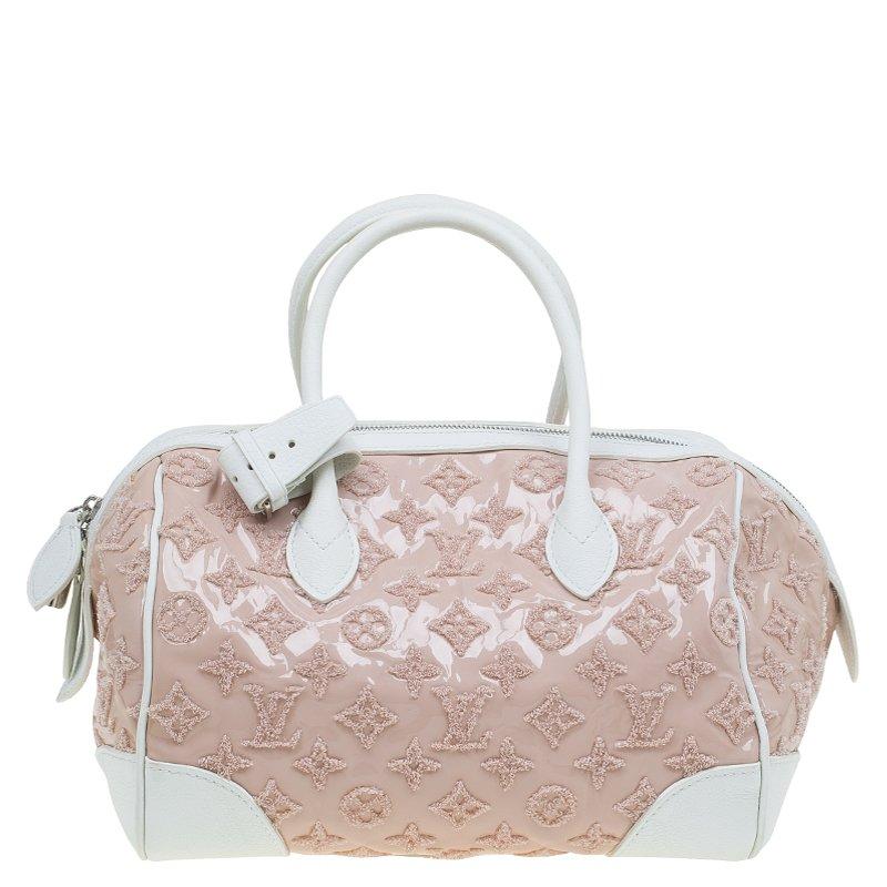 A complete show-stopper, this Louis Vuitton speedy has won hearts everywhere. It comes in a patent pastel rose hue with monogrammed embroidery to create a great blend of textures. The dual rolled top handles and wide opening makes this a great