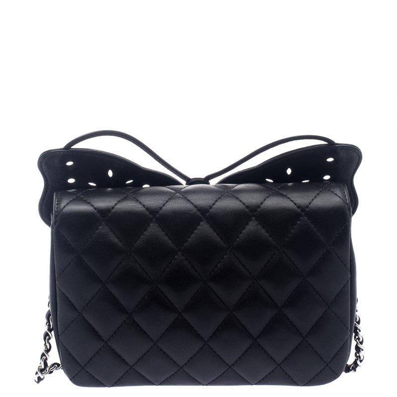 Excellently crafted and gorgeous in appeal, this butterfly crossbody bag is from Chanel. It has been crafted from black leather and styled with the signature quilting pattern. It comes with a butterfly detailing at the front and a leather and chain