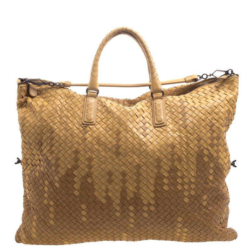 This convertible tote from Bottega Veneta is spacious. Crafted from Nappa leather, it features double top rolled handles and a detachable strap. The exterior of the bag carries the famous Intrecciato pattern that is unique to the fashion house.